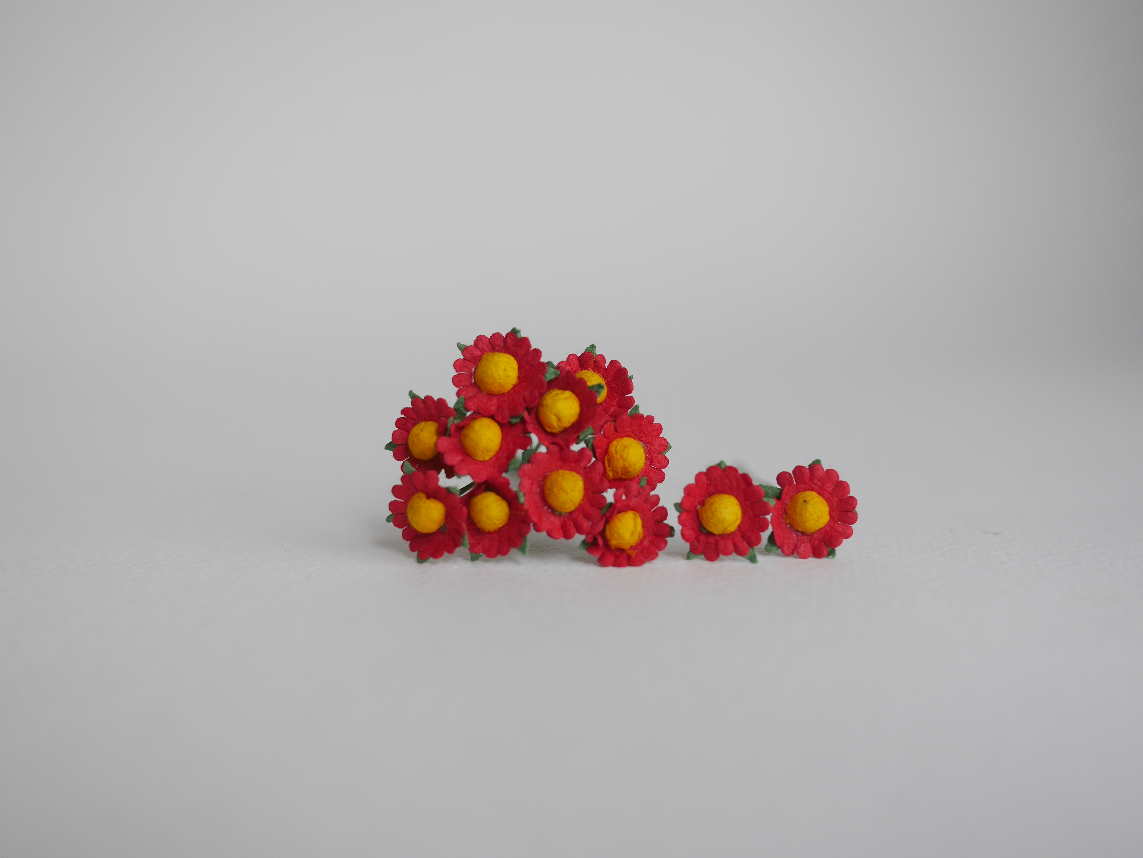 ดอกทานตะวันกระดาษ ดอกไม้กระดาษสา ดอกไม้ประดิษฐ์จากกระดาษสา ดอกทานตะวัน ดอกไม้กระดาษสาขายส่ง ดอกไม้ประดิษฐ์ ดอกไม้ทำข้อมือเพื่อนเจ้าสาว ขนาด 0.8 cm. จำนวน 100 ดอก สีแดง เกสรสีเหลือง Paper Flower, Sun Flowers, pale dusty pink color, size 0.8 cm 100 pieces r