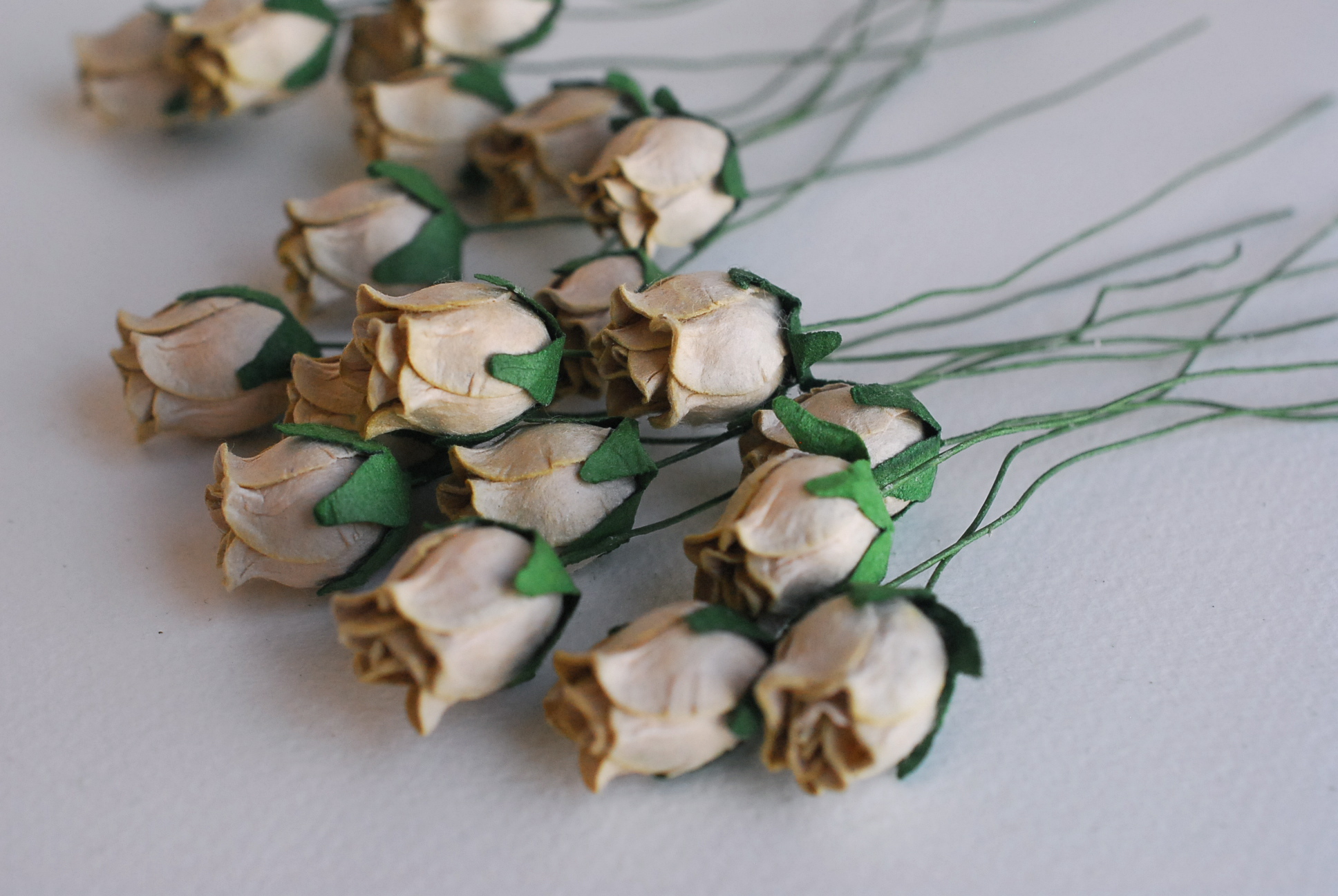 ดอกไม้กระดาษสา ดอกไม้กระดาษสา จตุจักร งานประดิษฐ์ ดอกไม้ทำข้อมือเพื่อนเจ้าสาว แต่งงาน, ดอกกุหลาบตูม 50 ดอก สีน้ำตาลกระดาษ color ขนาด 1.5 cm. paper flowers, budding roses flower 1.5 cm. 50 pieces. brown color.