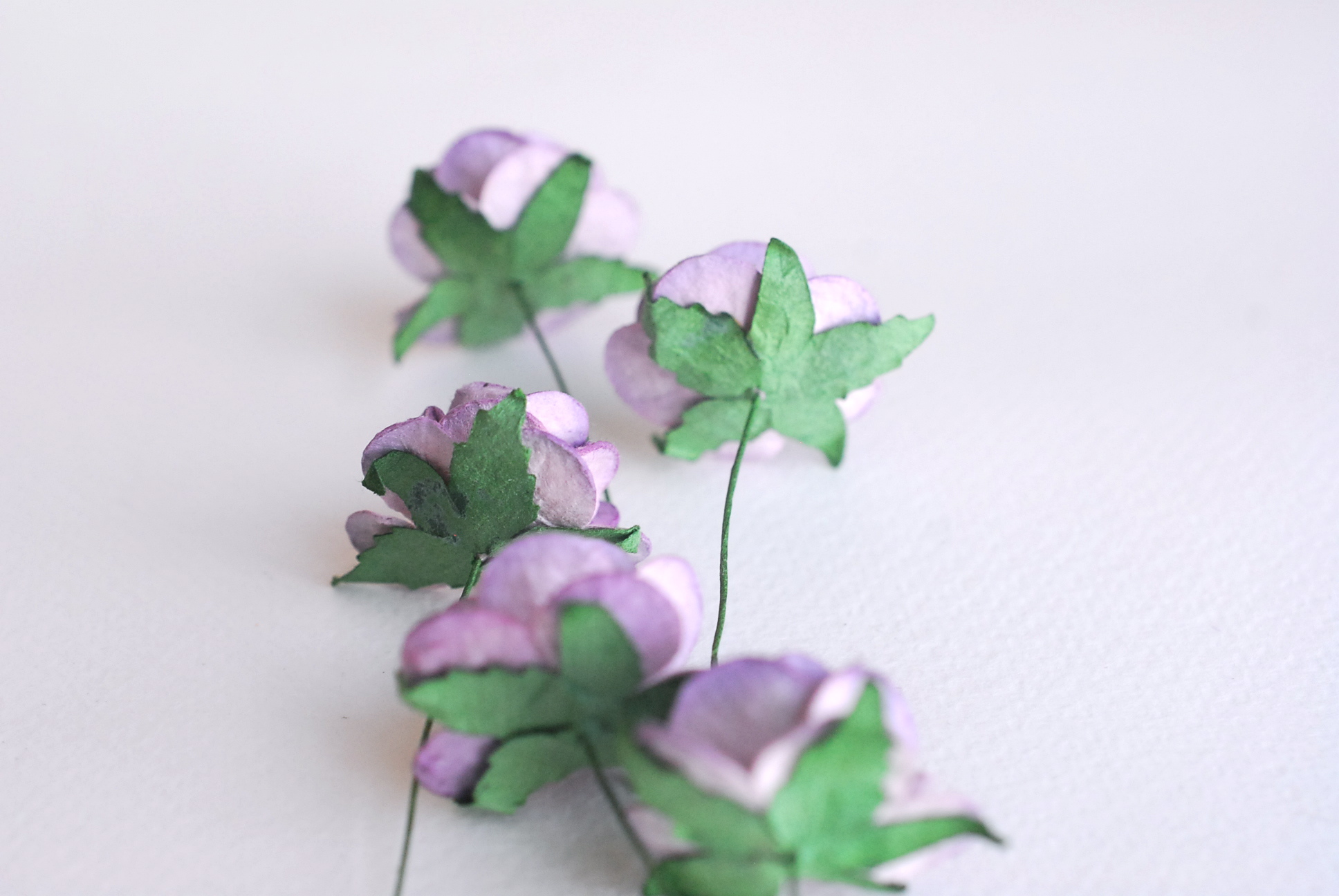 ดอกไม้กระดาษ ดอกไม้กระดาษสา ราคาส่ง,ดอกไม้กุหลาบกระดาษ ดอกกุหลาบกระดาษสา ดอกไม้ประดิษฐ์ สำหรับตกแต่ง หรืองานแต่งงาน สีม่วงตุ่น ขนาด 2.5 cm. จำนวน 50 ดอก