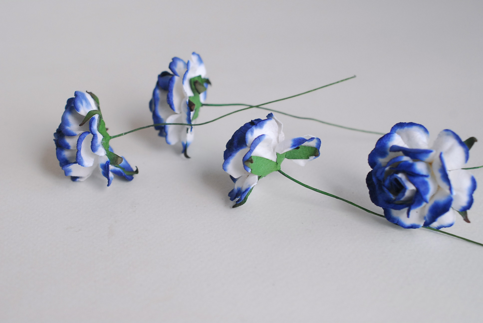ดอกไม้กระดาษสา ดอกกุหลาบกระดาษสา ดอกไม้กุหลาบ ดอกไม้ประดิษฐ์ สำหรับตกแต่ง หรืองานแต่งงาน สีน้ำเงินเข้มปัดขาว ขนาด 3.5 cm. จำนวน 25 ดอก Paper flowers, handmade flowers, small roses paper size 3.5 cm. 25 pieces, nevy blue brush white color.