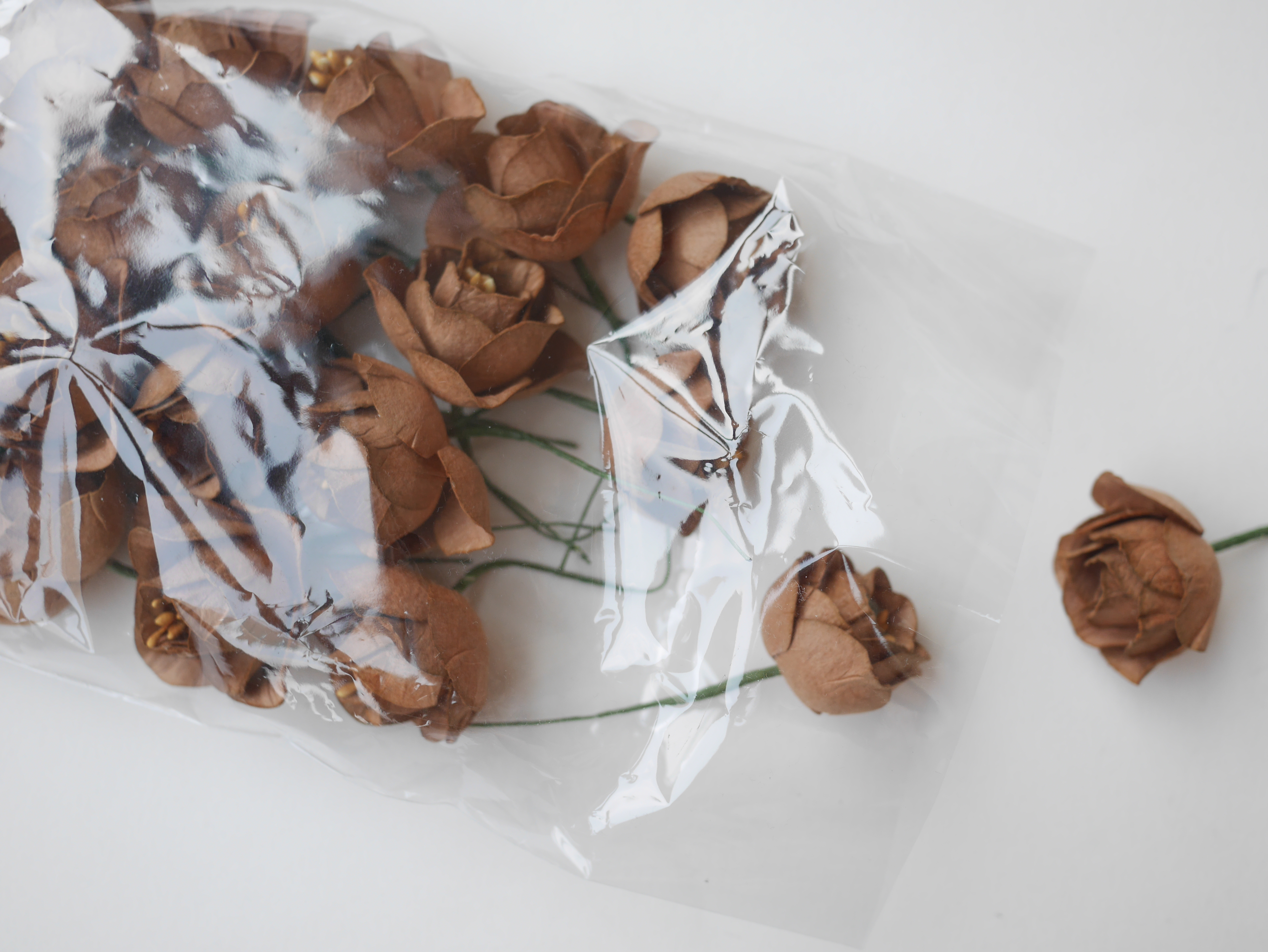 ดอกไม้กระดาษสา ดอกโลตัสอินโดนิเซียกระดาษ ดอกไม้กระดาษสาราคาส่ง ดอกไม้กระดาษสำหรับตกแต่งของชำร่วย งานแต่งงาน ทำช่อดอกไม้ติดอกเจ้าบ่าว ข้อมือดอกไม้เจ้าสาว ขนาด 4.5 cm. 20 ดอก สีน้ำตาลโกโก้ Paper flowers supplies: DIY wedding tools, Lotus with pollens.