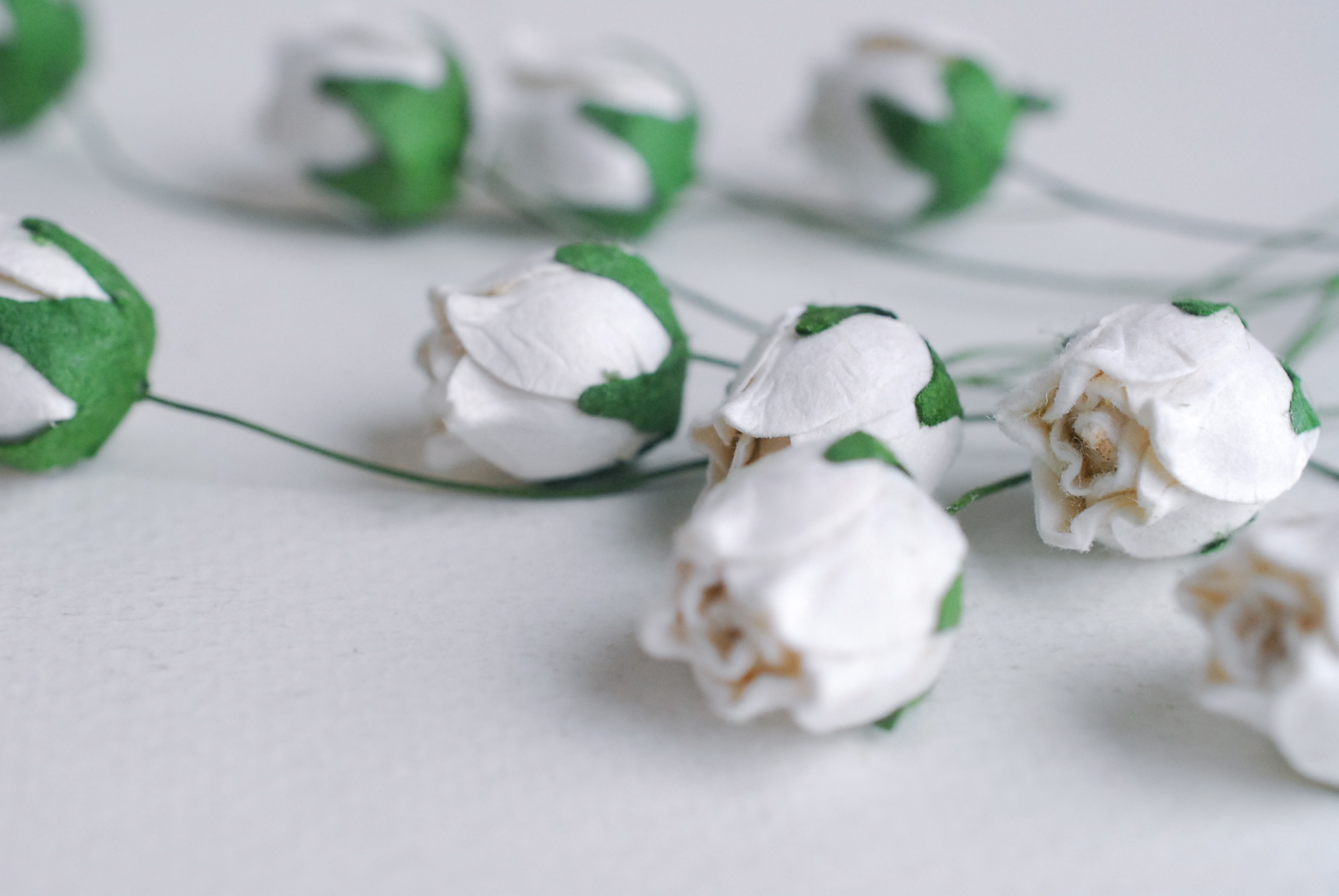 ดอกไม้กระดาษสา ดอกไม้กระดาษสา จตุจักร งานประดิษฐ์ ดอกไม้ทำข้อมือเพื่อนเจ้าสาว แต่งงาน, ดอกกุหลาบตูม 50 ดอก สีขาวcolor ขนาด 1.5 cm. paper flowers, budding roses flower 1.5 cm. 50 pieces.white color.