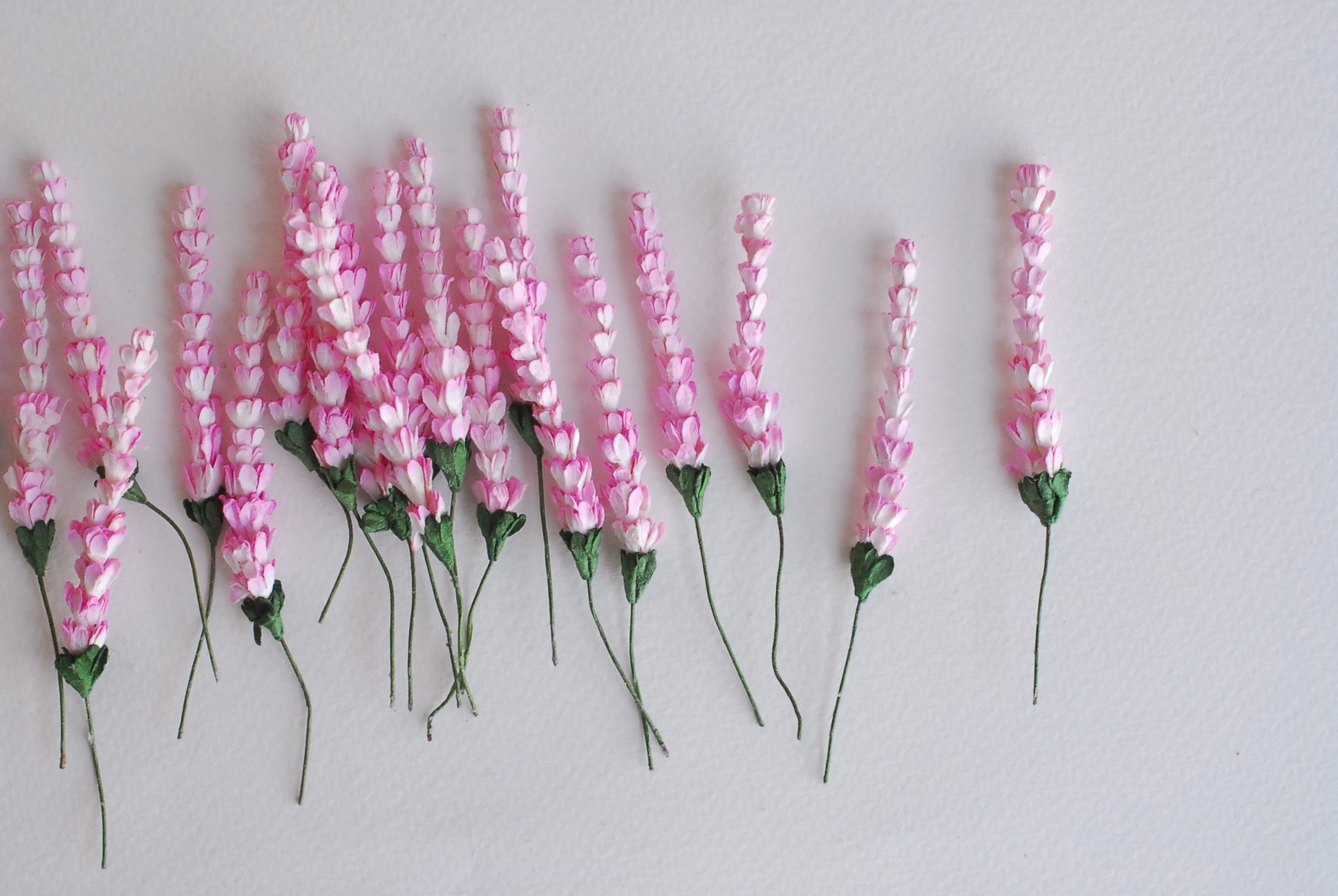 ดอกไม้ประดิษฐ์, ดอกไม้กระดาษสา, ดอกลาเวนเดอร์กระดาษ lavender, ดอกลาเวนเดอร์ กระดาษสา งานประดิษฐ์ตกแต่งของชำร่วย, ดอกไม้ทำพานพุ่ม, พานรับไหว้, ขนาด 1 cm. สีชมพูอ่อนปัด