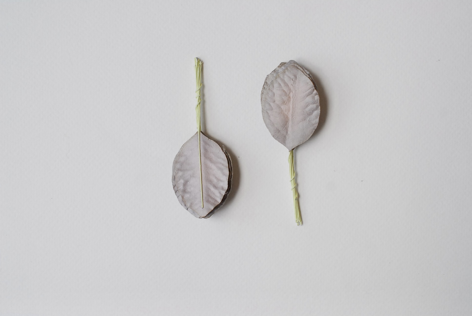 ใบไม้กระดาษ ใบไม้กระดาษสา ราคาส่ง,ใบไม้กุหลาบกระดาษ สำหรับดอกมะลิกระดาษสา ใบไม้ประดิษฐ์ สำหรับตกแต่ง หรืองานแต่งงาน สีเทา ขนาด 4.5x3.0 cm. จำนวน 50 ใบ