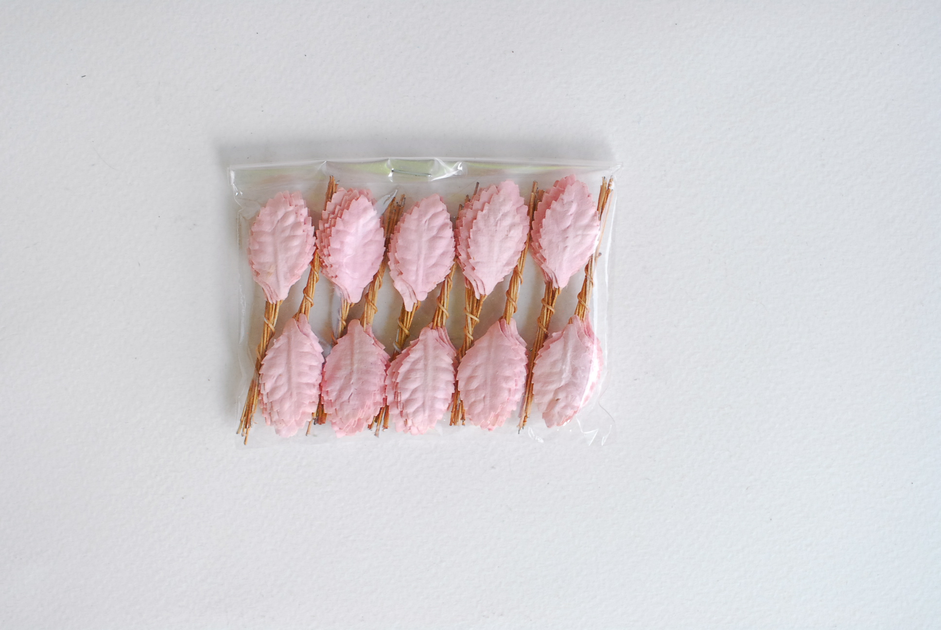 ใบไม้กระดาษ ใบไม้กระดาษสา ราคาส่ง,ใบไม่้กุหลาบกระดาษ สำหรับดอกมะลิกระดาษสา ใบไม้ประดิษฐ์ สำหรับตกแต่ง หรืองานแต่งงาน สีชมพู ขนาด 2.5x1.5 cm. จำนวน 100 ใบ