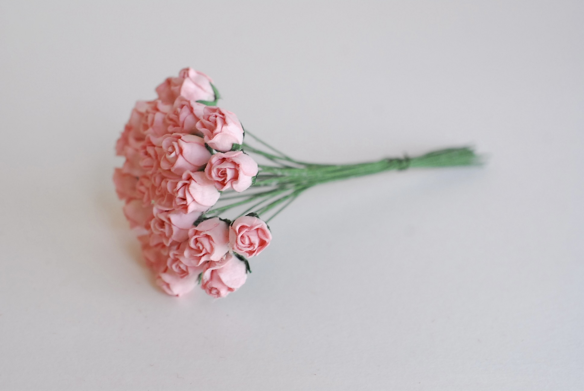 ดอกไม้กระดาษสา ดอกไม้กระดาษสา จตุจักร งานประดิษฐ์ ดอกไม้ทำข้อมือเพื่อนเจ้าสาว แต่งงาน, ดอกกุหลาบตูม 0.8x1 cm. 25 ดอก สีชมพูพีช paper flowers, budding roses flower 0.8x1 cm. 25 peach pink pastel color.