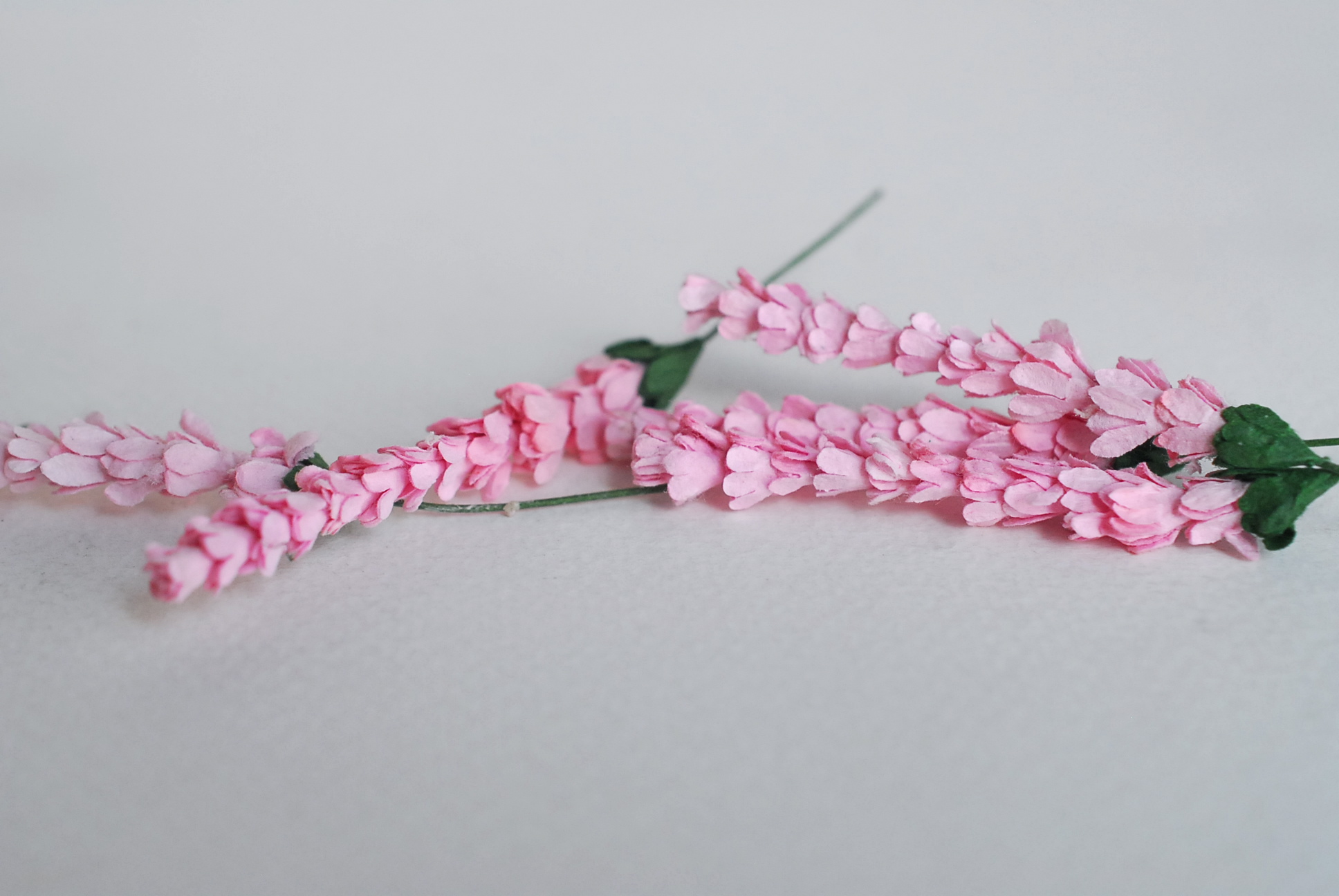 ดอกไม้ประดิษฐ์, ดอกไม้กระดาษสา, ดอกลาเวนเดอร์กระดาษ lavender, ดอกลาเวนเดอร์ กระดาษสา งานประดิษฐ์ตกแต่งของชำร่วย, ดอกไม้ทำพานพุ่ม, พานรับไหว้, ขนาด 1 cm. สีชมพู