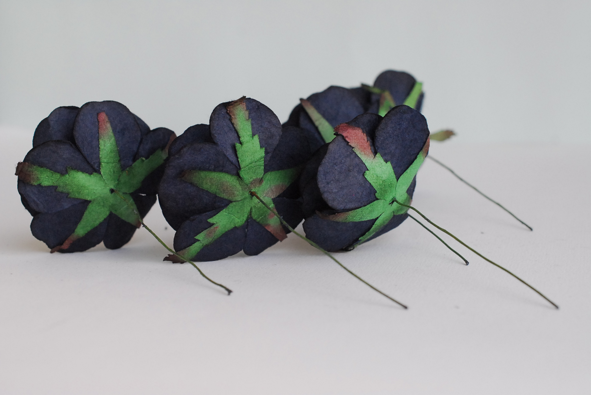 ดอกไม้กระดาษสา ดอกไม้กุหลาบกระดาษ ดอกกุหลาบกระดาษ ขนาด 6.5 cm., สำหรับของชำร่วย, งานศพ, งานตกแต่ง, สีดำ Paper flower,10 Pieces mulberry rose, 6.5 cm. black color