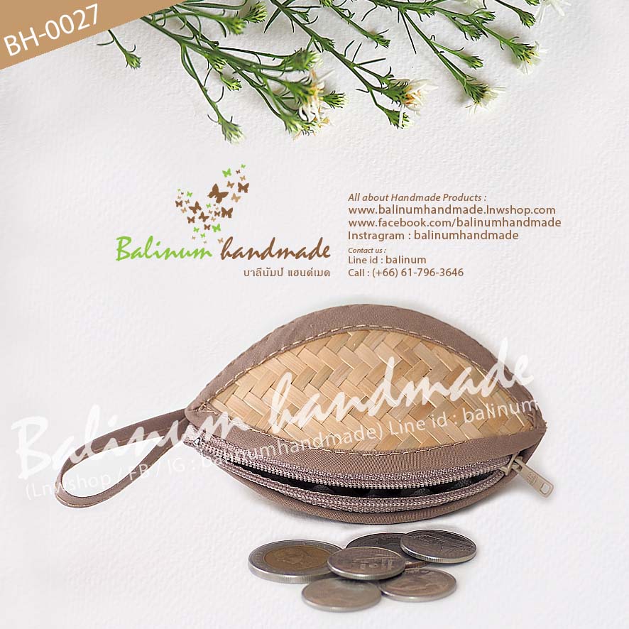 กระเป๋าแฮนด์เมด ทำจากไม้ไผ่สาน งานทำมือ บุผ้าสีดำด้านใน เป็นแบบซิปเปิดปิดใช้งานง่าย สามารถเป็นกระเป๋าอเนกประสงค์ก็ได้ อาทิเช่น ใส่เงิน เหรียญ แบงค์ กุญแจ หูฟัง ฯลฯ ธรรมชาติ (Natural)