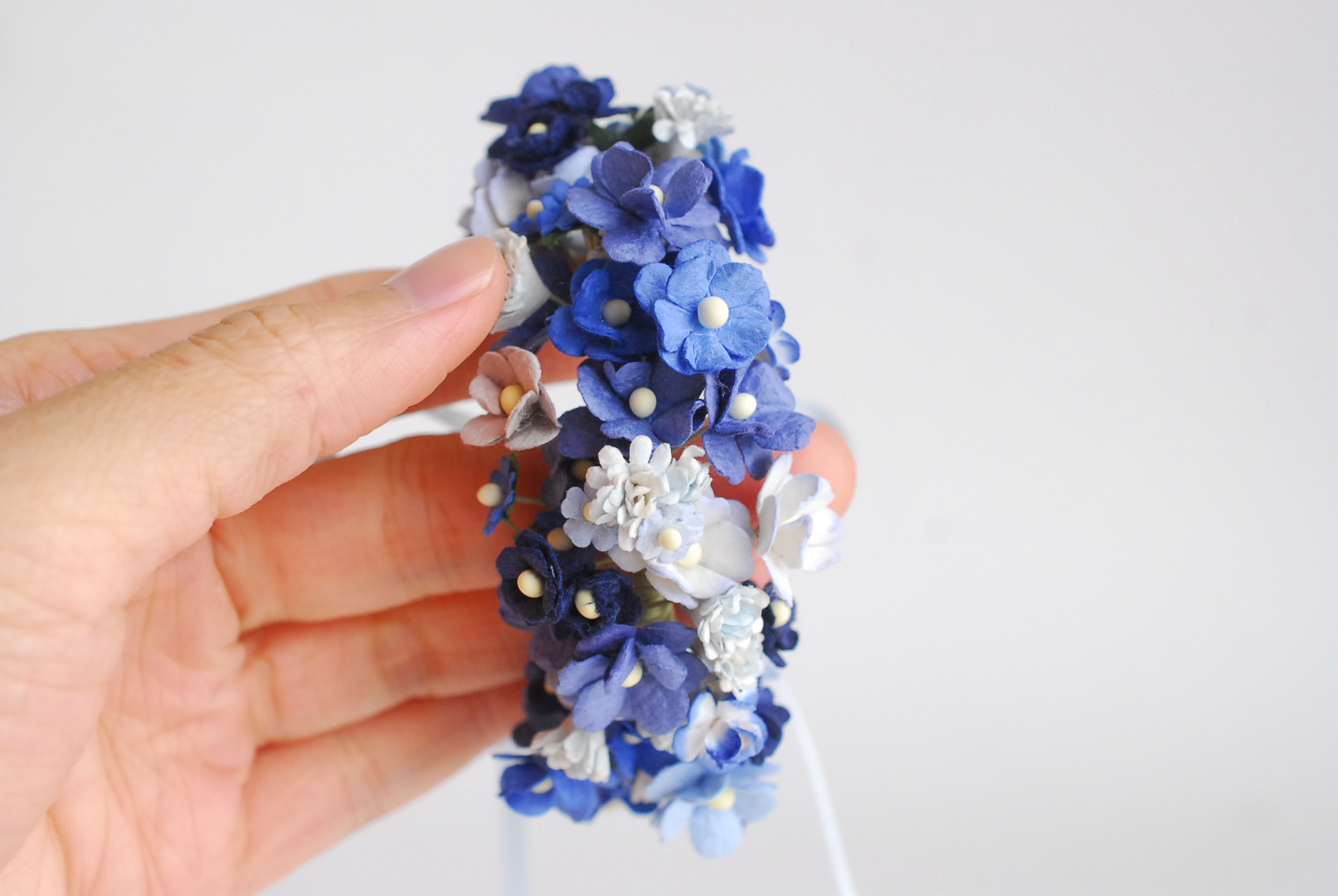 ข้อมือเพื่อนเจ้าสาว งานแต่งงาน ดอกไม้ประดิษฐ์ งานประดิษฐ์ DIY โทนสีน้ำเงิน ดอกไฮเดนเยียกระดาษสา และดอกไม้กระดาษสาขนาดเล็ก Handmade corsages 1 ชิ้น DIY corsage blue tone, hydenyia flowers 1 piece.