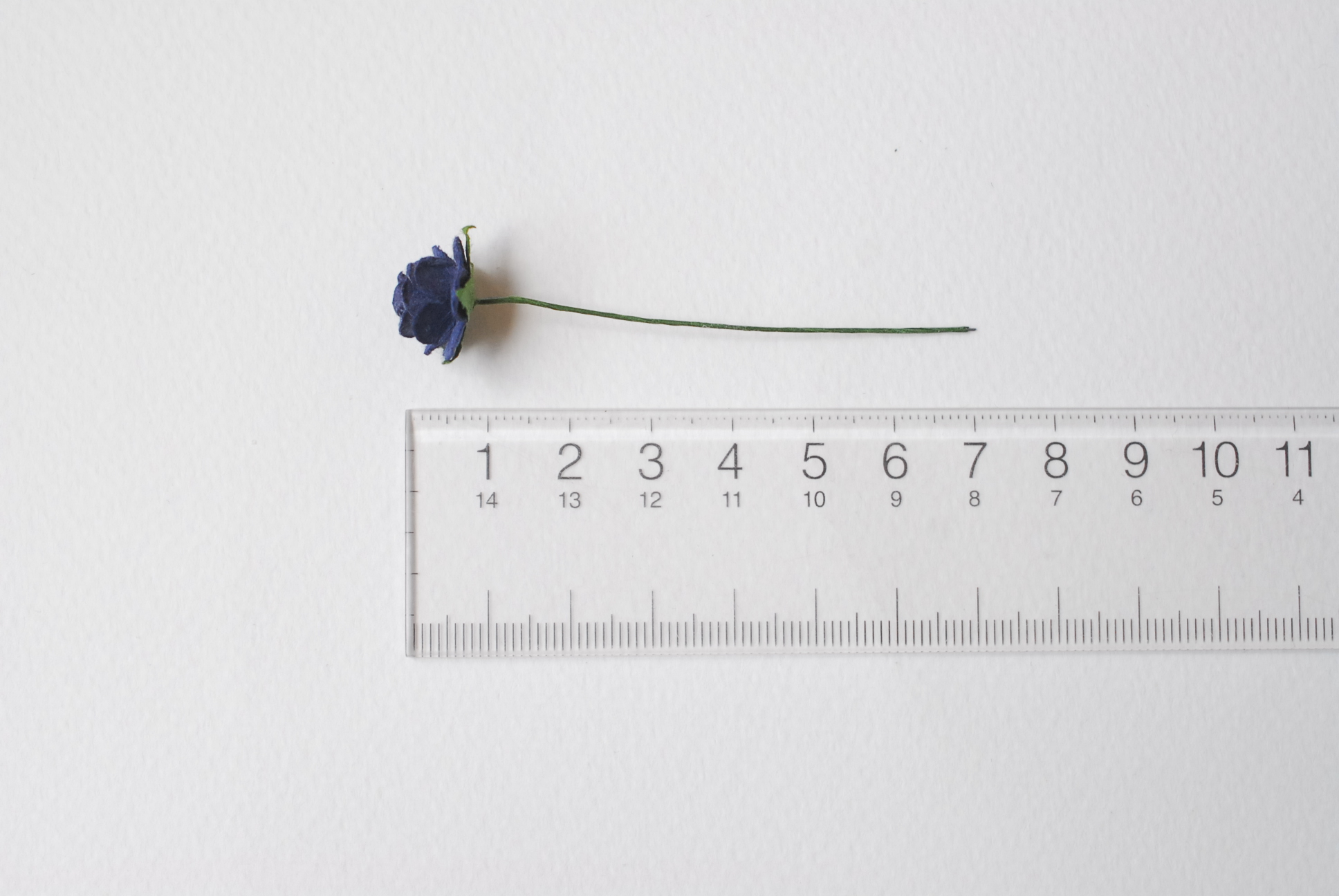 ดอกไม้กุหลาบกระดาษ ดอกไม้กระดาษสา, ดอกกุหลาบจิ๋ว, ดอกไม้กระดาษสาขายส่ง สีน้ำเงินเข้ม ขนาด 1.5 cm. จำนวน 100 ดอก Paper Flowers size 1.5 cm., mini roses passion blue color.