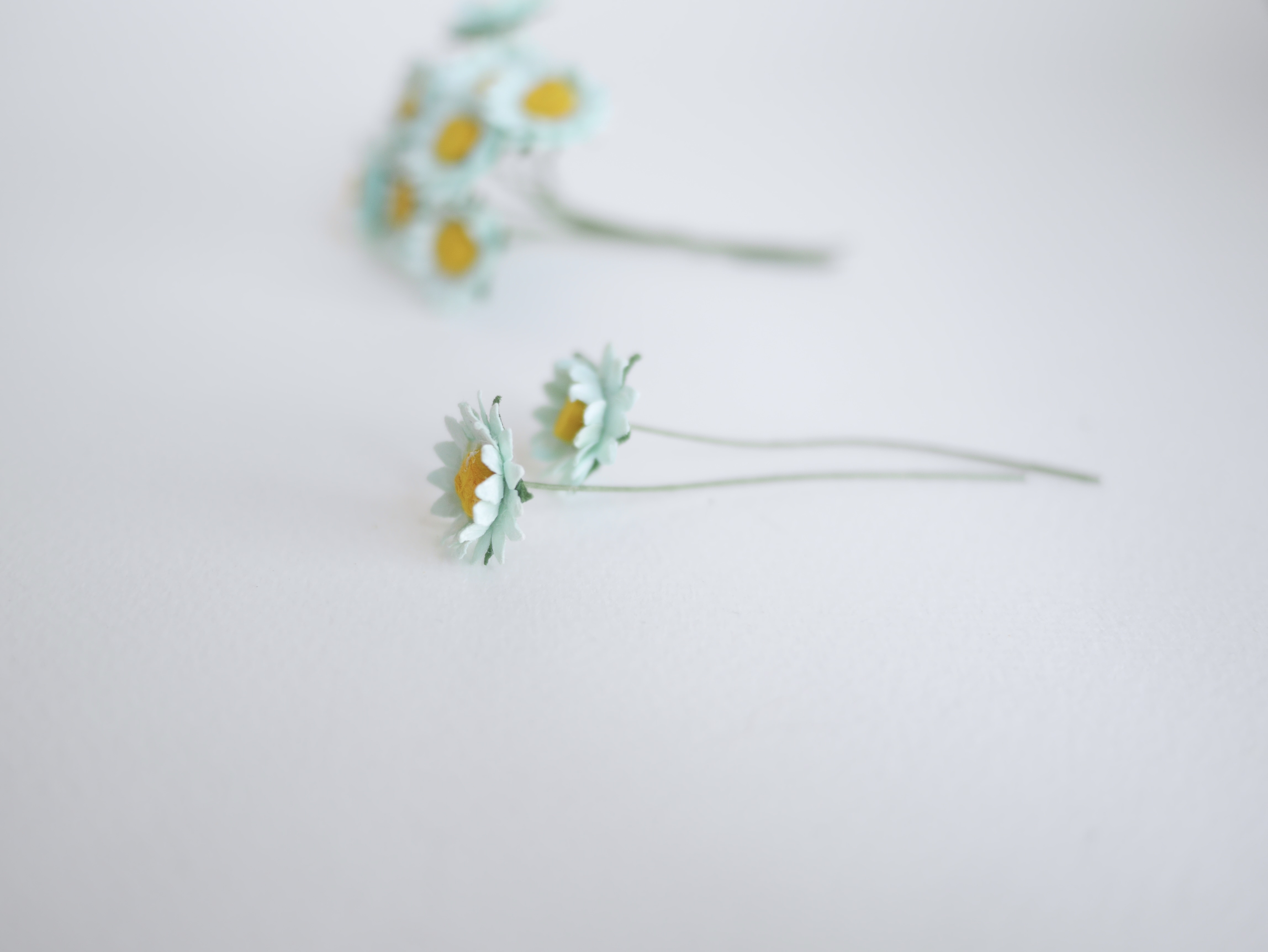 ดอกทานตะวันกระดาษ ดอกไม้กระดาษสา ดอกไม้ประดิษฐ์จากกระดาษสา ดอกทานตะวัน ดอกไม้กระดาษสาขายส่ง ดอกไม้ประดิษฐ์ ดอกไม้ทำข้อมือเพื่อนเจ้าสาว ขนาด 1.5 cm. จำนวน 100 ดอก สีมิ้นท์ Paper Flower, Sun Flowers, mint color, size 1.5 cm 100 pieces, yellow pollen.