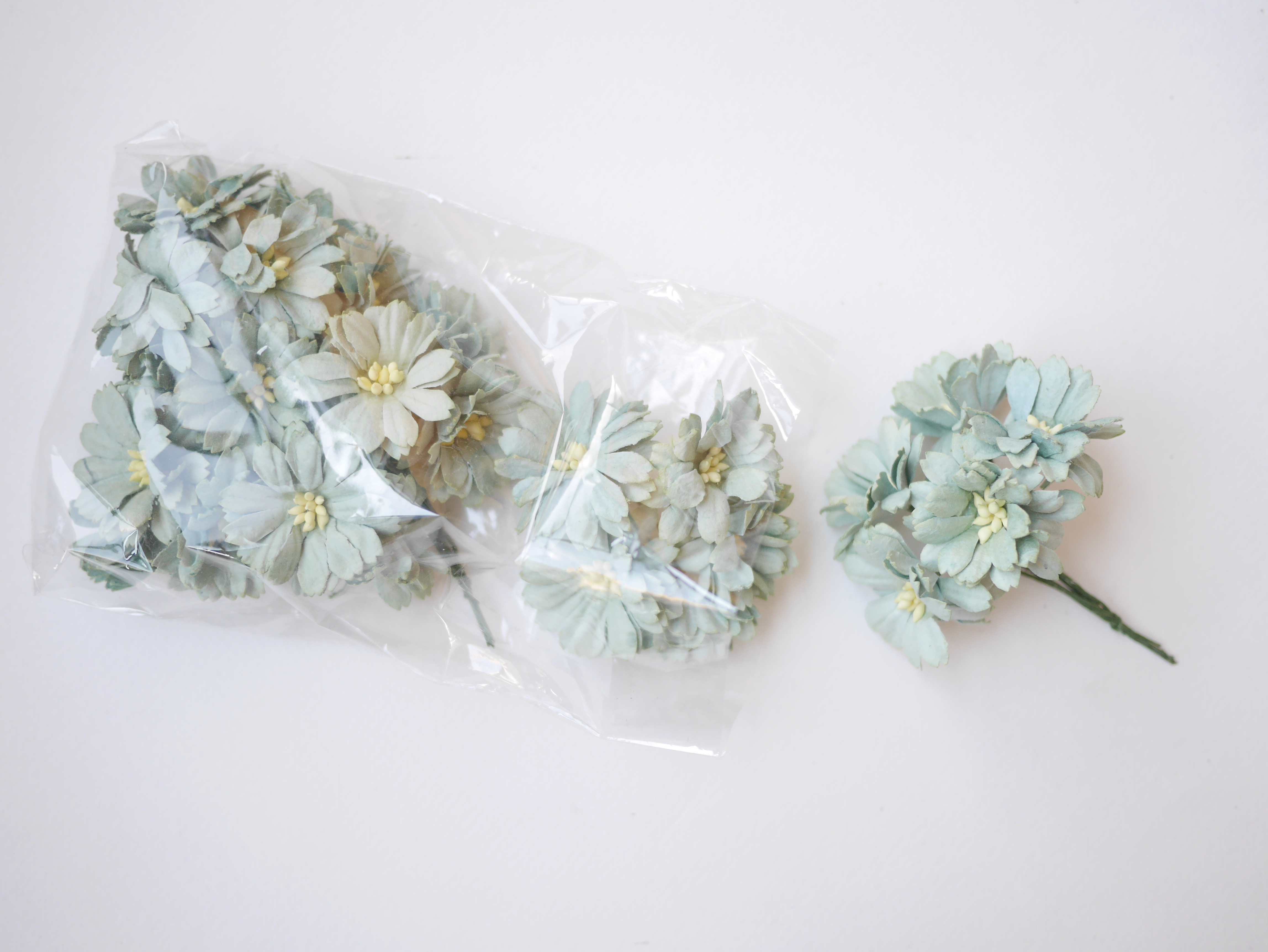 ดอกไม้กระดาษสา ดอกไม้ประดิษฐ์จากกระดาษสา ดอกไม้กระดาษสาขายส่ง ดอกไม้ประดิษฐ์ ดอกไม้ทำข้อมือเพื่อนเจ้าสาว ดอก daisy ขนาด 3.5 cm. จำนวน 25 ดอก สีเขียวตุ่น Paper Flower, 25 Daisy Flowers, pale green color, size 3.5 cm., ivory pollen