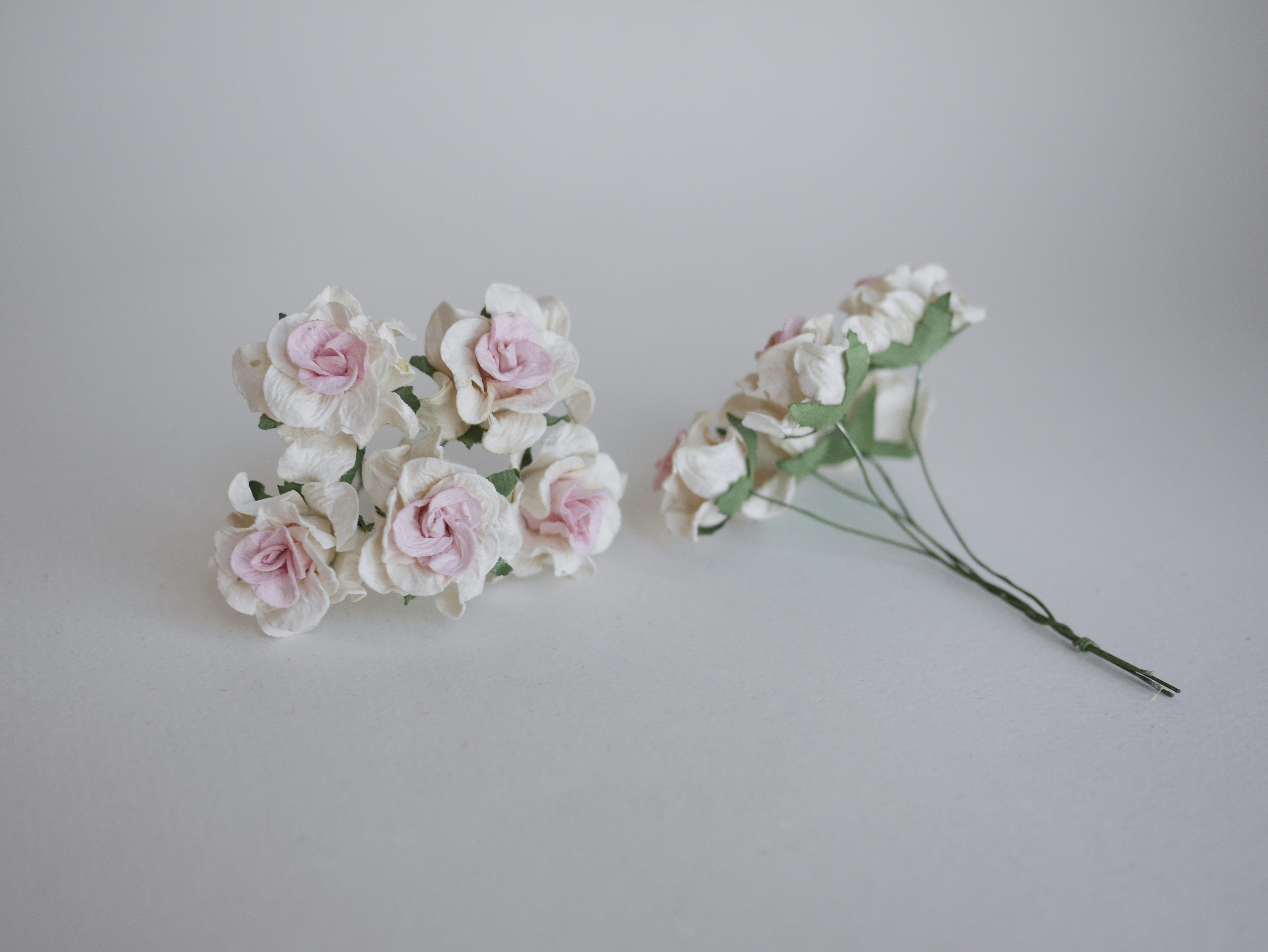 ดอกไม้ประดิษฐ์ ดอกไม้กระดาษสา ตกแต่งงานแต่งงาน งานแต่งงาน ดอกไม้ทำมงกุฎ ดอกกุหลาบขนาด 3.5 cm. 25 ดอก กลีบบิด สีชมพู-ขาว