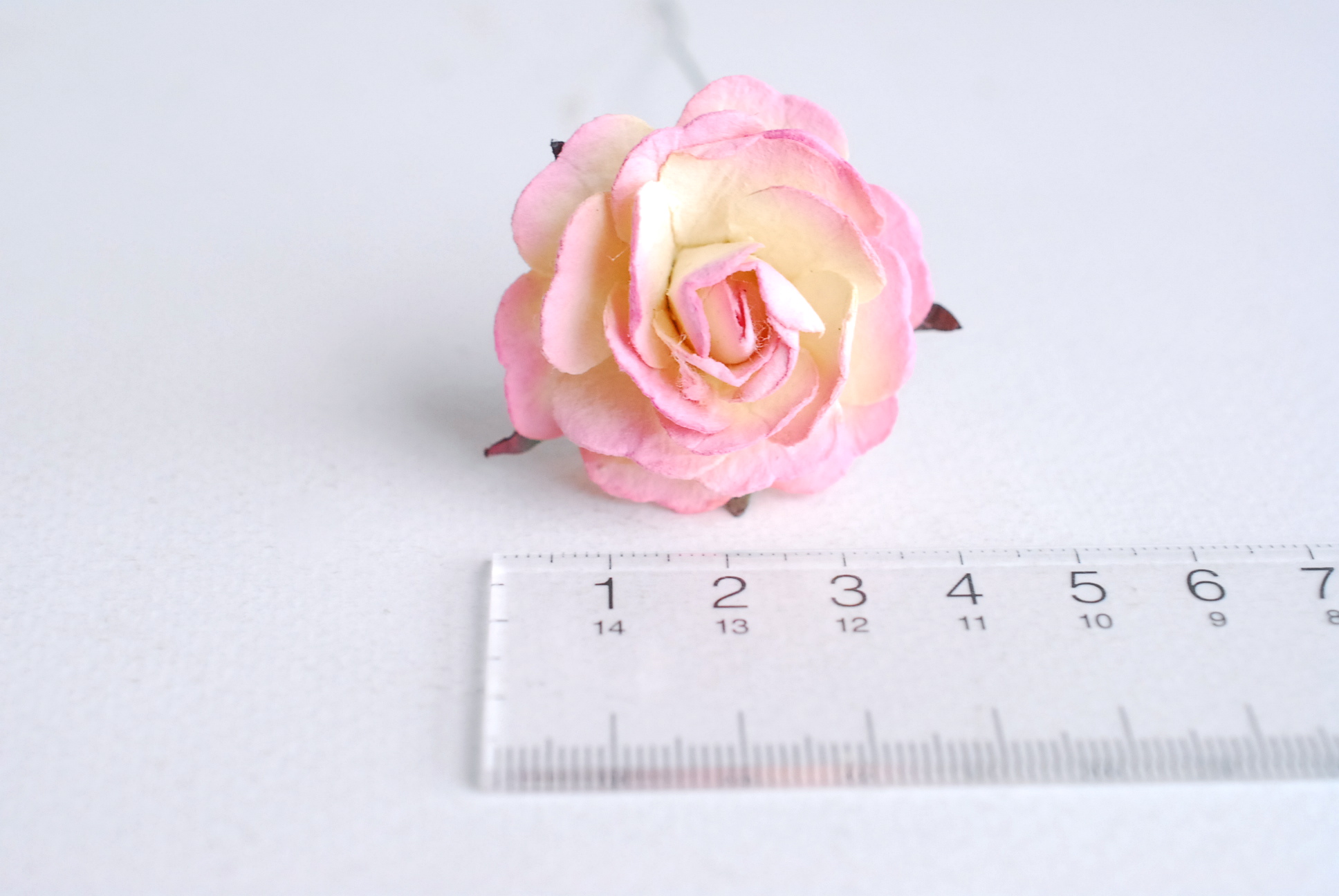 ดอกไม้กระดาษสา ราคาส่ง, ดอกกุหลาบกระดาษสา ดอกไม้ประดิษฐ์ สำหรับตกแต่ง หรืองานแต่งงาน สีชมพูหวานปัดครีมขนาด 3.5 cm. จำนวน 25 ดอก Paper flowers, handmade flowers, small roses paper size 3.5 cm. 25 pieces, pink brush ivory color.