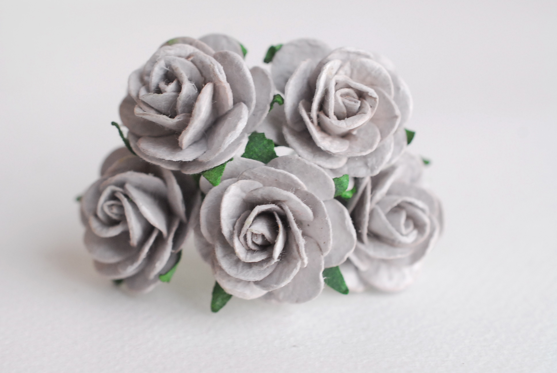 ดอกไม้กระดาษสา ดอกไม้กระดาษสา ราคาส่ง, ดอกกุหลาบกระดาษสา ดอกไม้ประดิษฐ์ สำหรับตกแต่ง หรืองานแต่งงาน สีเทา ขนาด 2.5 cm. จำนวน 50 ดอก Paper flowers, handmade flowers, small roses paper size 2.5 cm. 50 pieces, grey color.