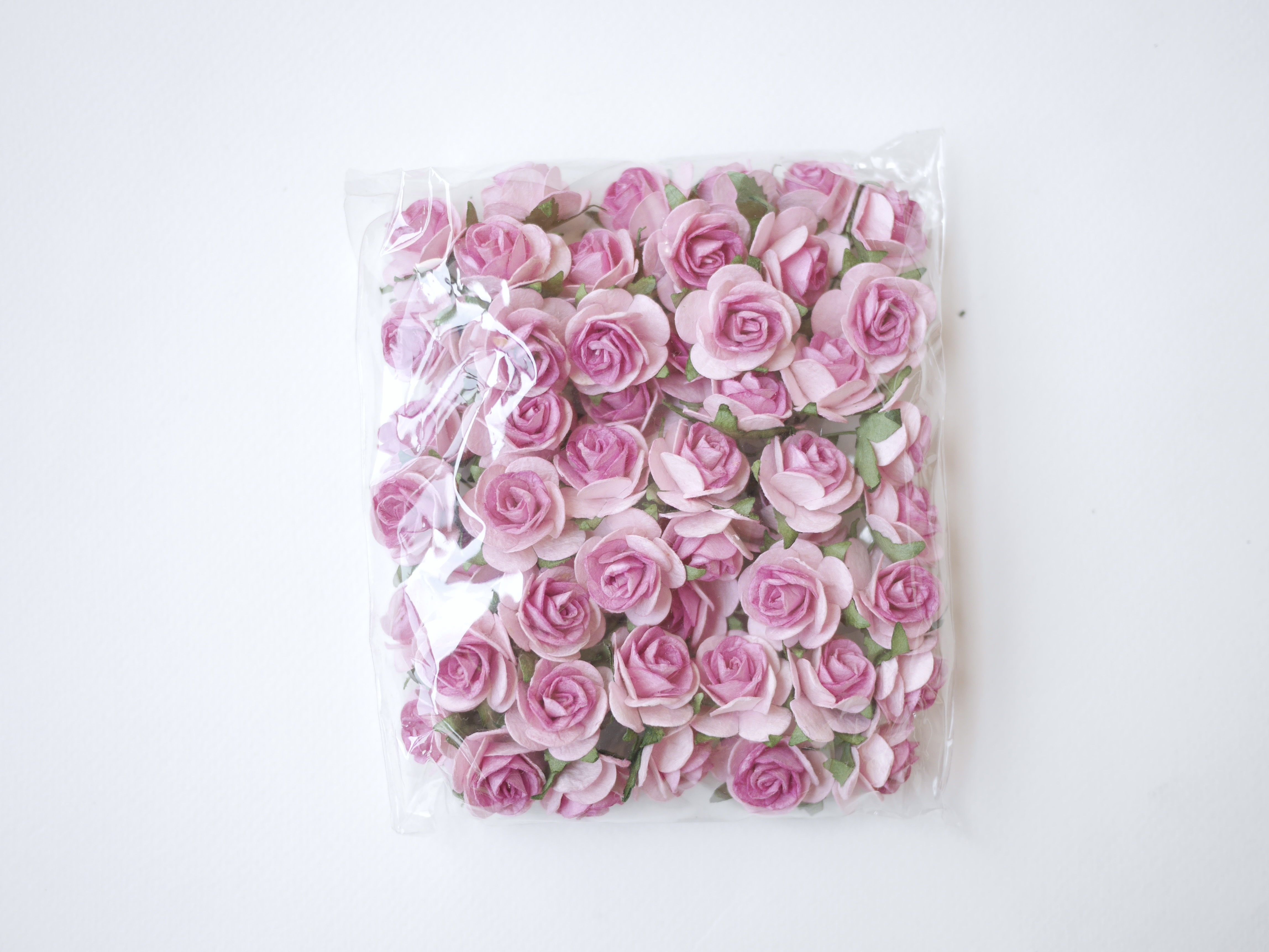 ดอกไม้กระดาษ ดอกไม้กระดาษสา ราคาส่ง,ดอกไม้กุหลาบกระดาษ ดอกกุหลาบกระดาษสา ดอกไม้ประดิษฐ์ สำหรับตกแต่ง หรืองานแต่งงาน ชมพู 2 tone ขนาด 2.5 cm. จำนวน 50 ดอก