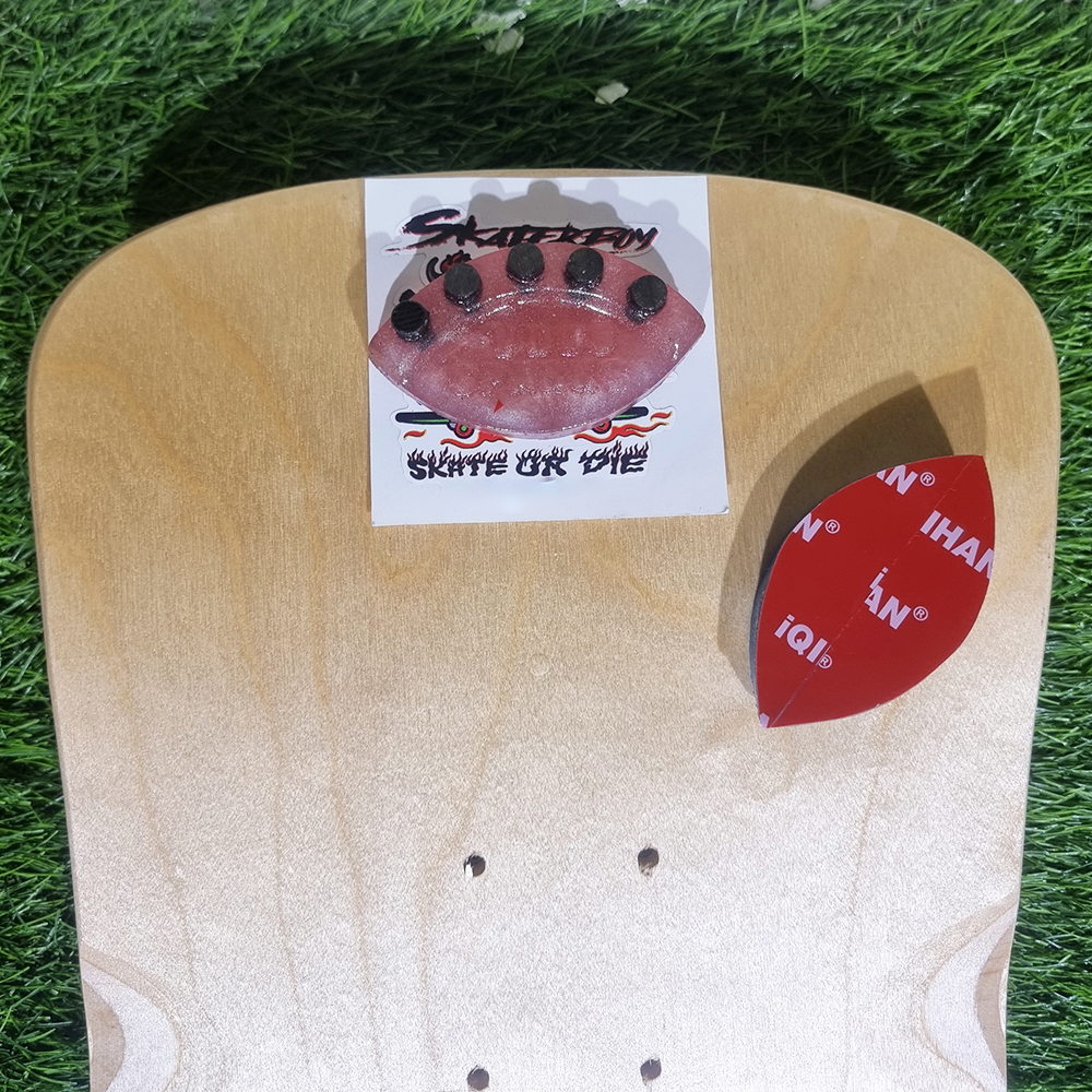 [0302] หินเบรกไฟลุก ติดแผ่นไม้สเก็ตบอร์ด ยกหน้าไม่มีหงาย ป้องกันบอร์ดเป็นรอย brake Tail guard