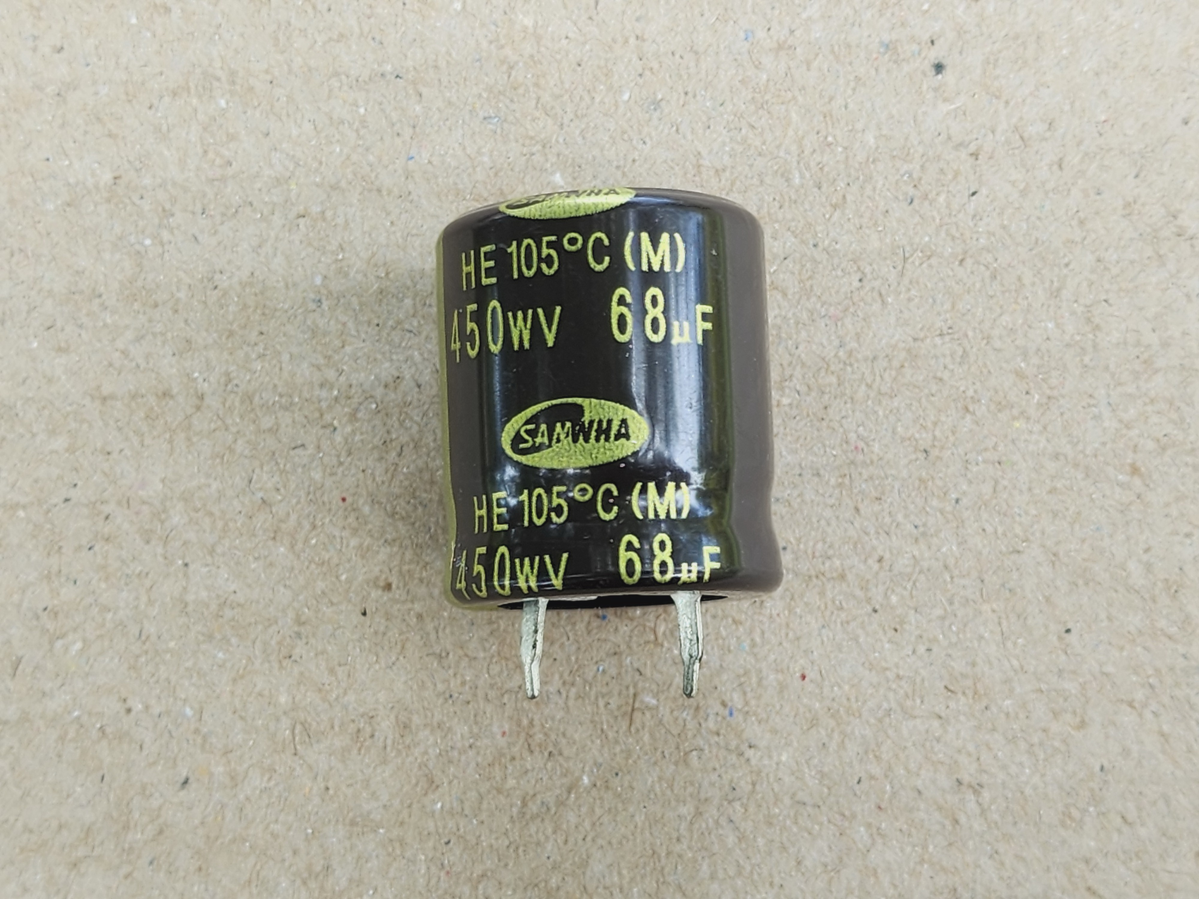 รูปคาปาซิเตอร์ชนิดอิเล็กโทรไลต์ เป็น คาปาซิเตอร์มีขั้ว และ สัญลักษณ์ C มีขั้ว