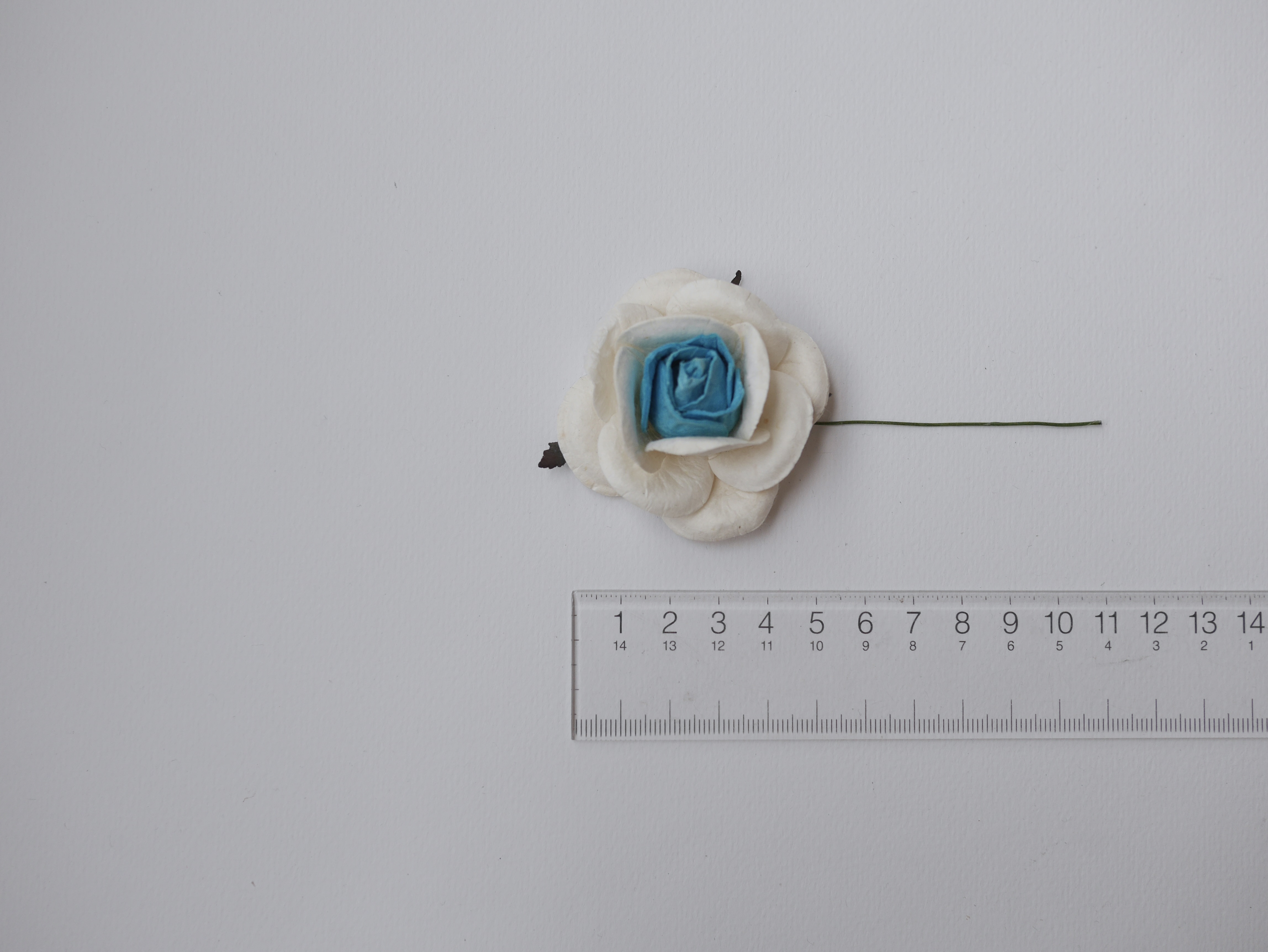 ดอกไม้กระดาษสา ดอกกุหลาบกระดาษ ดอกไม้กระดาษสา งานประดิษฐ์ ราคาส่ง ขนาด 4.5 cm., สำหรับของชำร่วย, งานแต่งงาน,สีฟ้า-ขาว Paper flower,20 Pieces mulberry rose, 4.5 cm. medium blue sky-white color.