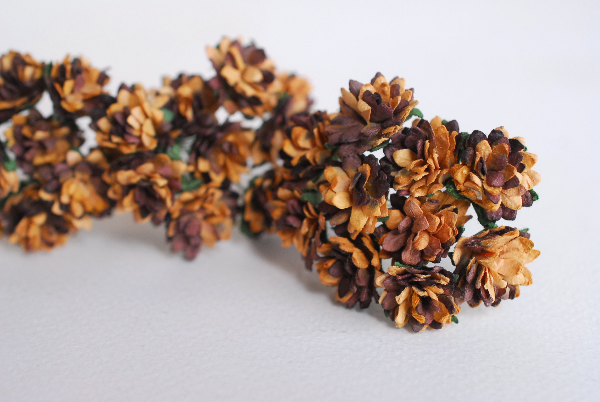 ดอกไม้ประดิษฐ์, ดอกไม้กระดาษสา, ดอก gypsophila, ดอกยิปโซ งานประดิษฐ์ตกแต่งของชำร่วย, ดอกไาด 1.5 cmม้ทำพานพุ่ม,พานพวงมาลัย, พานรับไหว้, ขันหมาก. สีน้ำตาลไหม้ปัด