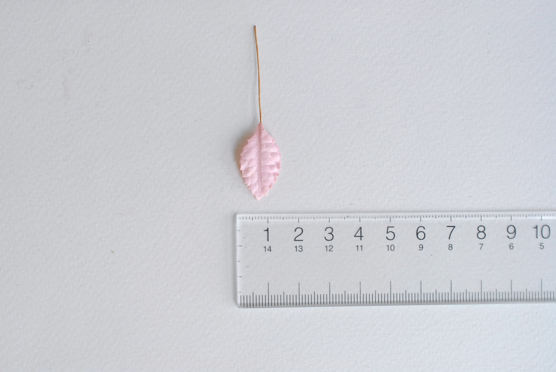 ใบไม้กระดาษ ใบไม้กระดาษสา ราคาส่ง,ใบไม่้กุหลาบกระดาษ สำหรับดอกมะลิกระดาษสา ใบไม้ประดิษฐ์ สำหรับตกแต่ง หรืองานแต่งงาน สีชมพู ขนาด 2.5x1.5 cm. จำนวน 100 ใบ