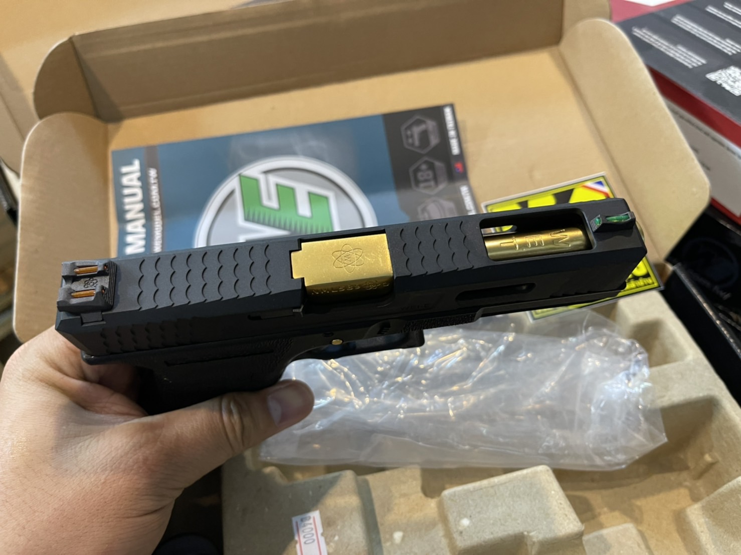 WE Glock17 Custom G-Force – เฟรมดำ สไลด์ดำ ลำกล้องทอง T5