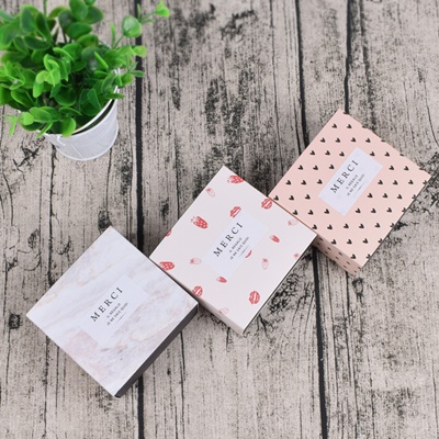 กล่องกระดาษถาดเลื่อนสีชมพูลายจุดหัวใจ 8.9x8.9x3.5 cm. 20 ชิ้น : 005049