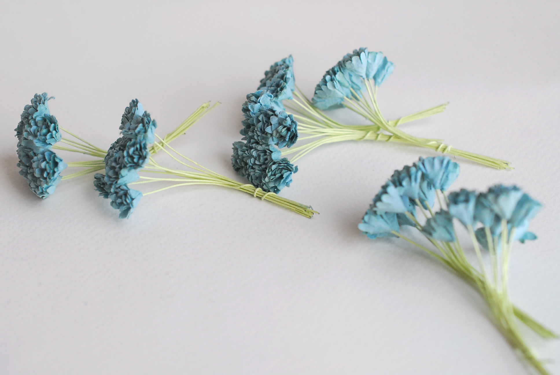 ดอกไม้ประดิษฐ์, ดอกไม้กระดาษสา, ดอก gypsophila, ดอกยิปโซ งานประดิษฐ์ตกแต่งของชำร่วย, ดอกไม้ทำพานพุ่ม, พานรับไหว้, ขนาด 0.4 cm. สีฟ้าตุ่น colonial blue