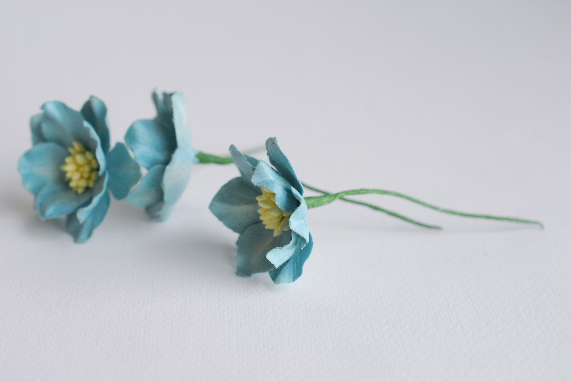 ดอกไม้กระดาษสา ดอกโลตัสอินโดนิเซียกระดาษ ดอกไม้กระดาษสาราคาส่ง ดอกไม้กระดาษสำหรับตกแต่งของชำร่วย งานแต่งงาน ทำช่อดอกไม้ติดอกเจ้าบ่าว ข้อมือดอกไม้เจ้าสาว ขนาด3.5 cm. 25 ดอก สีน้ำเงินตุ่น Paper flowers supplies: DIY wedding tools Big Cherry blossom (Lotus I