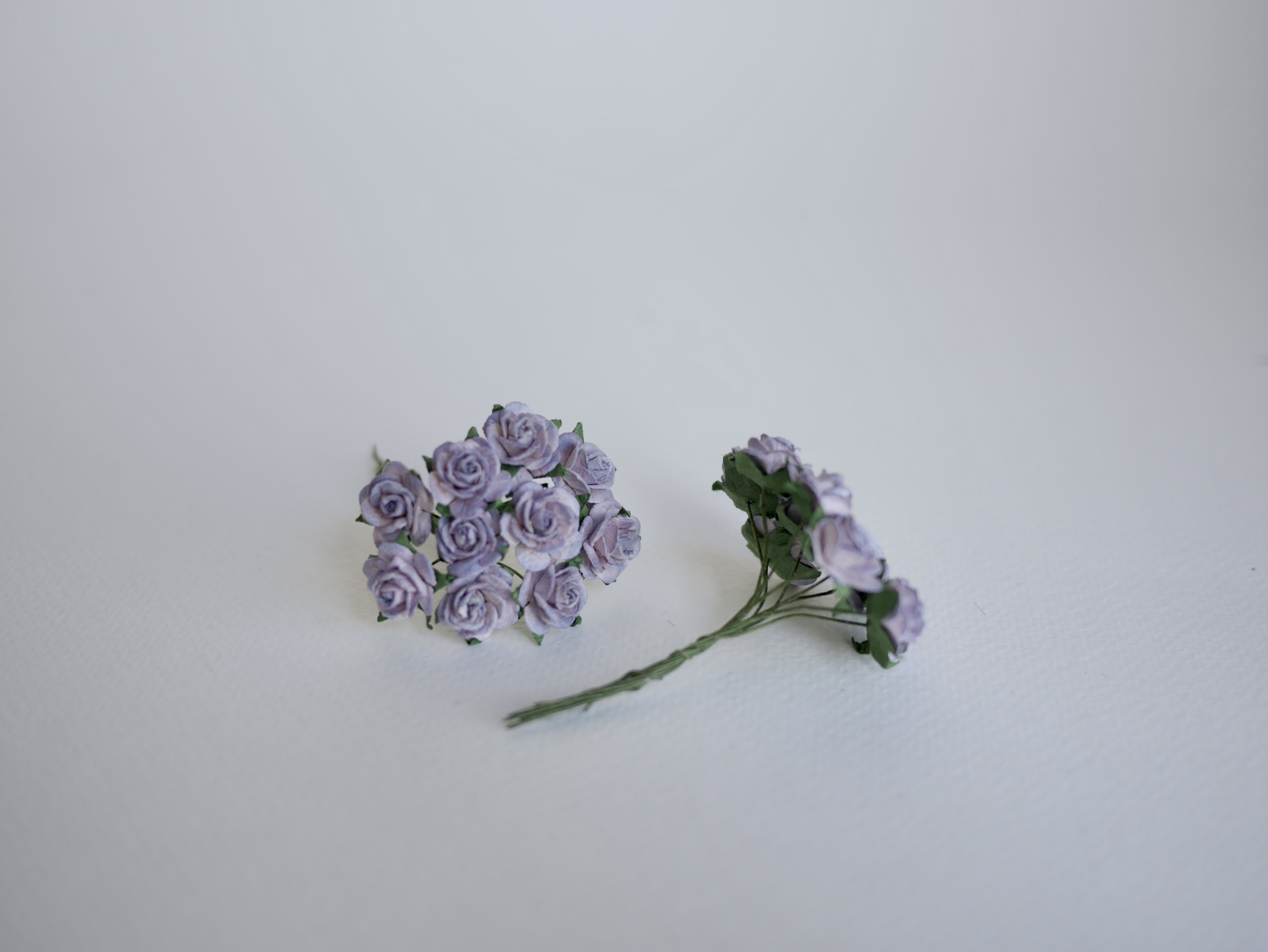 ดอกไม้กระดาษสา ขายส่ง, ดอกกุหลาบกระดาษสา สำหรับประดับ ตกแต่งของชำร่วย, งานแต่งงาน สีม่วงตุ่นปัด ขนาด 1.5 cm. จำนวน 100 ดอก