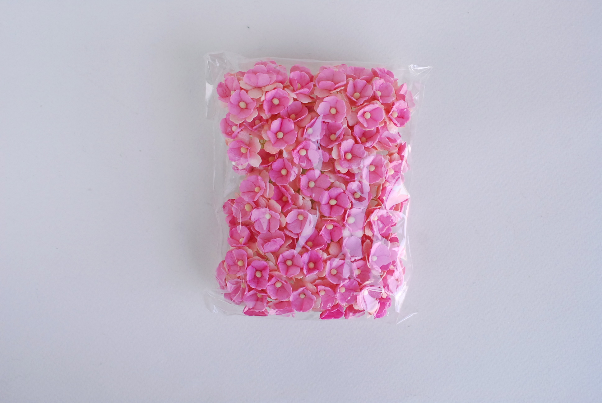 ดอกไม้กระดาษสา ราคาส่ง, ดอกไฮเดรนเยียกระดาษสา ดอกไม้ประดิษฐ์ ตกแต่งงานแต่งงาน ประดิษฐ์ข้อมือเพื่อนเจ้าสาว ขนา่ด 1.5 cm., สำหรับของชำร่วย, งานแต่งงาน, ดอกไม้ทำข้อมือเจ้าสาว สีชมพู-ชมพูอ่อน จำนวน 100 ดอก Paper flower,100 Pieces mulberry hydenyia, 2 TONE pin