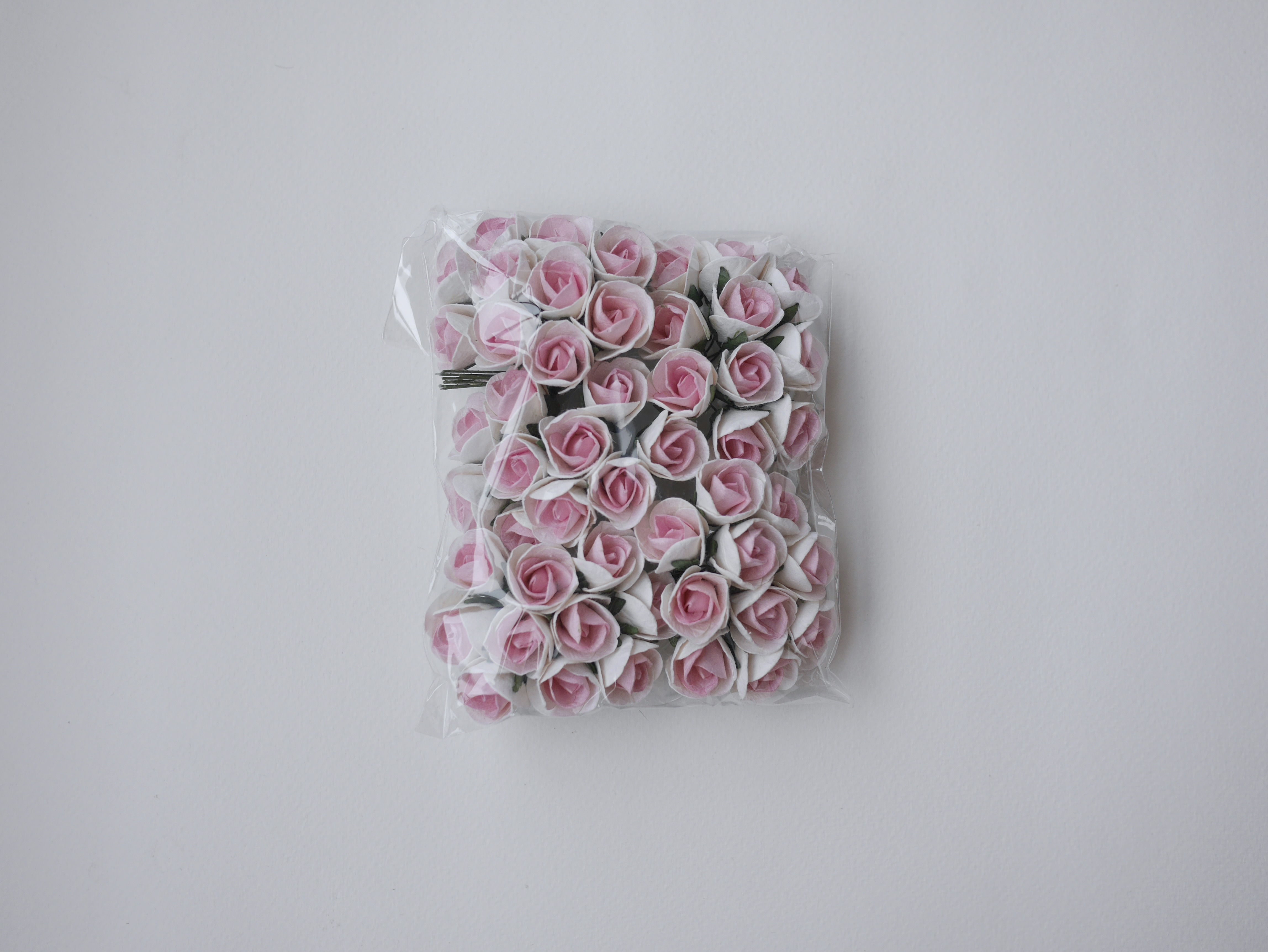 ดอกไม้กระดาษสา ดอกไม้กระดาษสา จตุจักร งานประดิษฐ์ ดอกไม้ทำข้อมือเพื่อนเจ้าสาว แต่งงาน, ดอกกุหลาบตูม 50 ดอก สีชมพู-ขาว ขนาด 1.8x2.0 cm. paper flowers, budding roses flower 1.8 x2.0 cm. 50 pieces. pink-white twotone color
