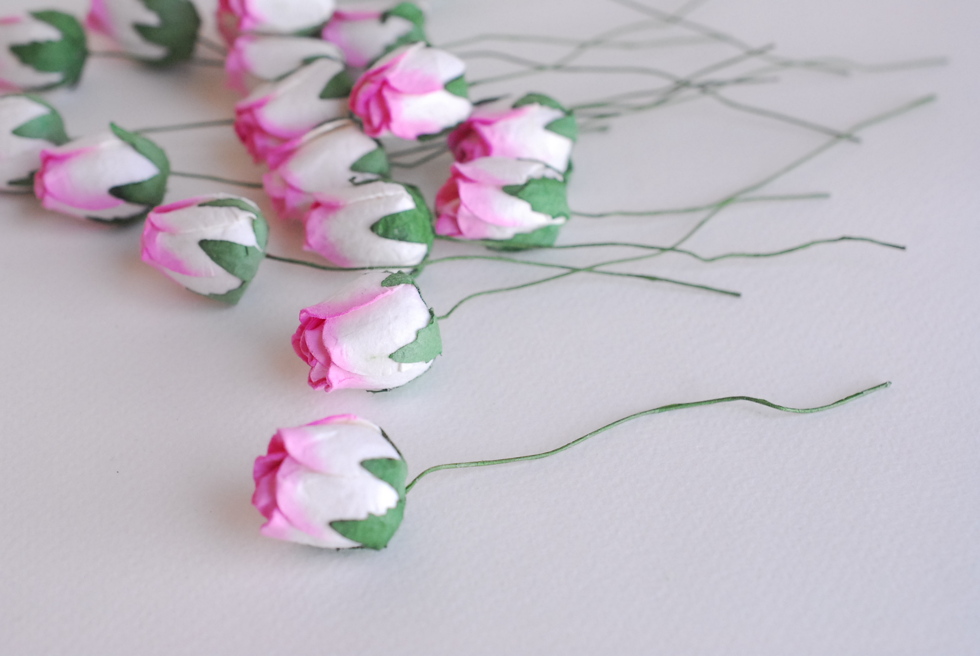 ดอกไม้กระดาษสา ดอกไม้กระดาษสา จตุจักร งานประดิษฐ์ ดอกไม้ทำข้อมือเพื่อนเจ้าสาว แต่งงาน, ดอกกุหลาบตูม 50 ดอก สีชมพูปัดสีขาวcolor ขนาด 1.5x2 cm. paper flowers, budding roses flower 1.5x2 cm. 50 pieces.pink brush white color