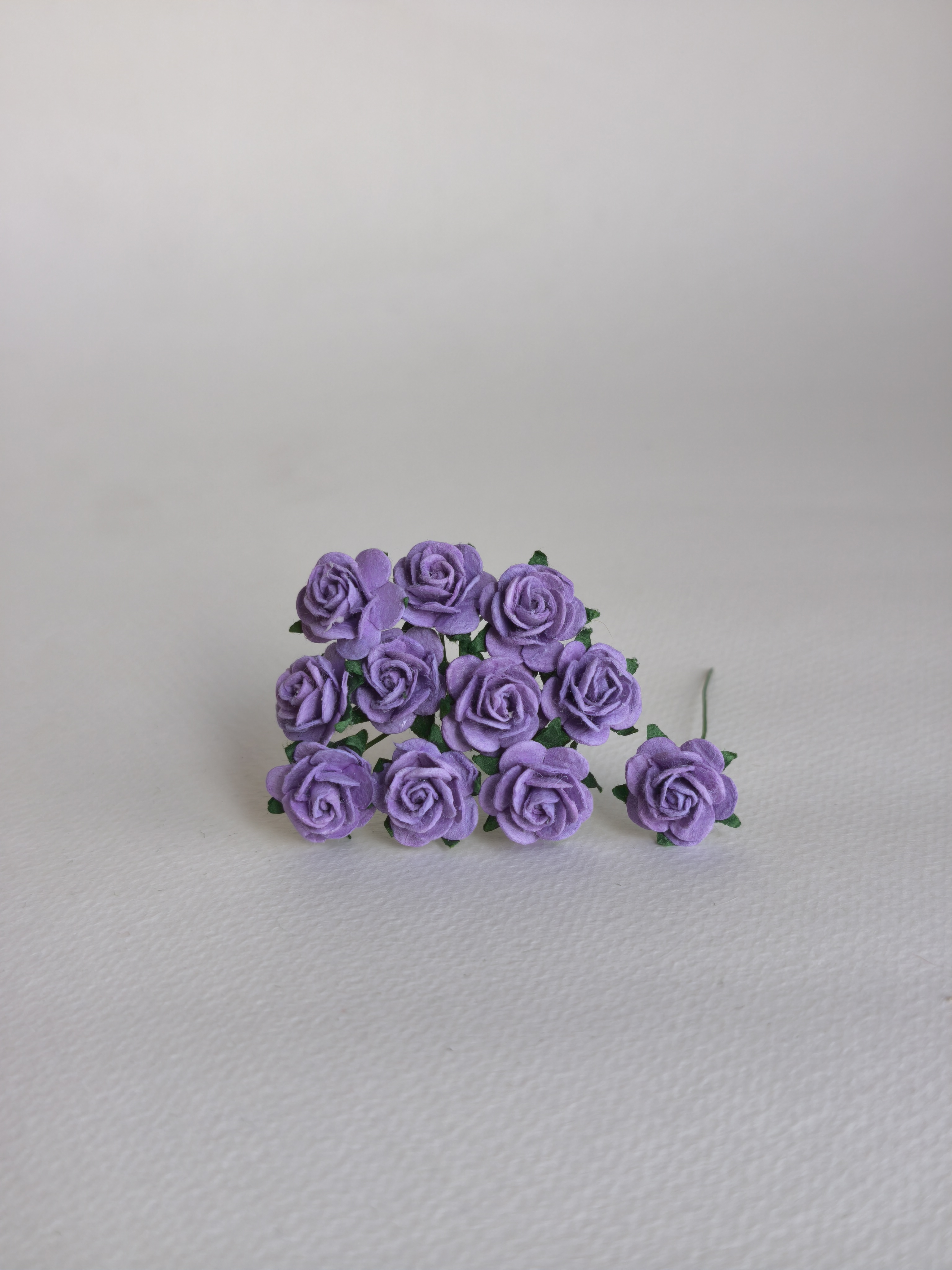 ดอกไม้กระดาษสา ขายส่ง, ดอกกุหลาบกระดาษสา สำหรับประดับ ตกแต่งของชำร่วย, งานแต่งงาน สีม่วง ขนาด 1.5 cm. จำนวน 100 ดอก