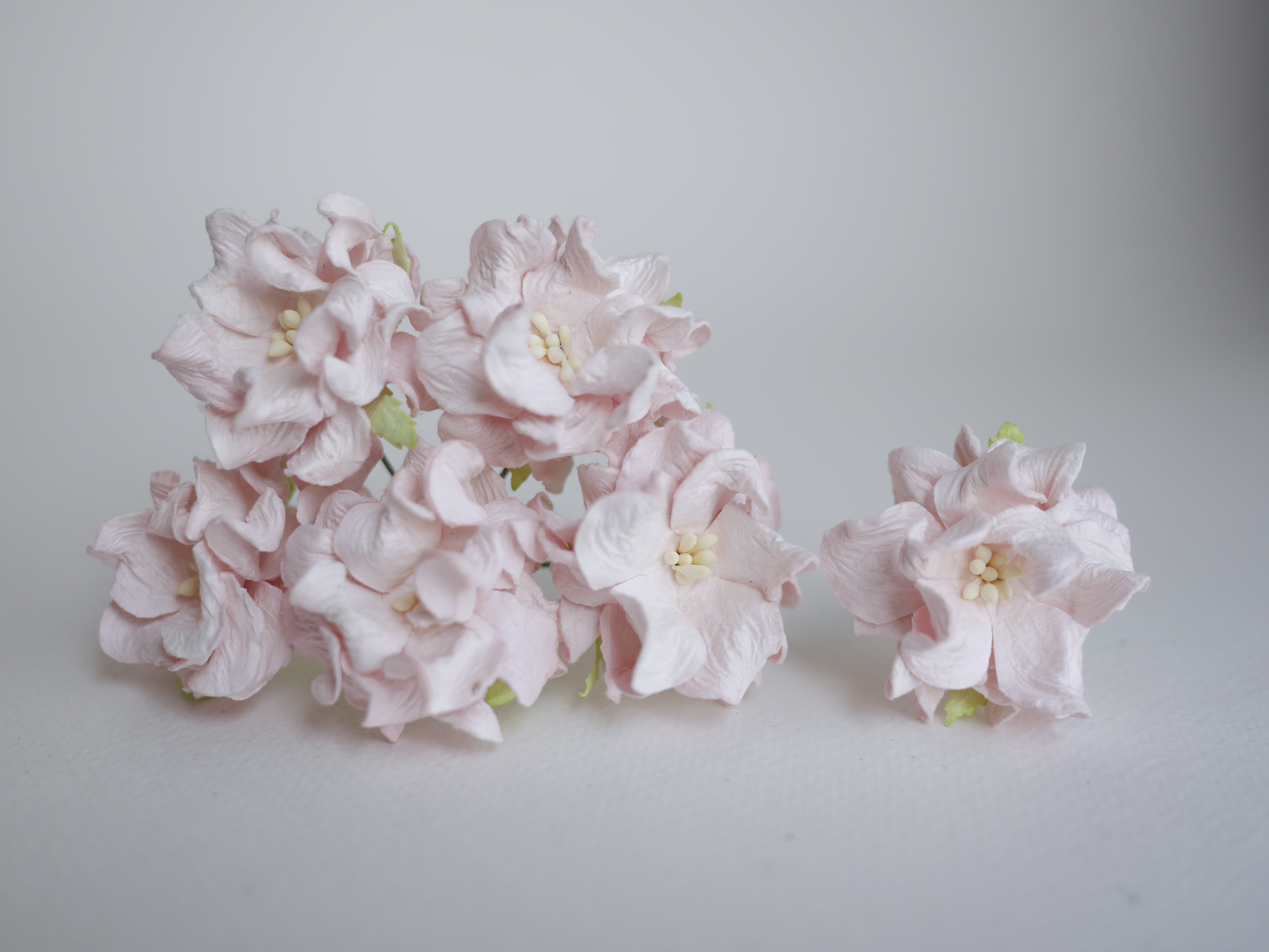 ดอกไม้กระดาษสา ราคาส่ง, ดอกการเดนเนียกระดาษสา ดอกไม้ประดิษฐ์ ตกแต่งงานแต่งงาน ประดิษฐ์ข้อมือเพื่อนเจ้าสาว ขนาด 3.5 cm., สำหรับของชำร่วย, งานแต่งงาน, ดอกไม้ทำข้อมือเจ้าสาว สีชมพูอ่อน จำนวน 25 ดอก Paper flower,25 Pieces mulberry gardenia flowers supplies, s