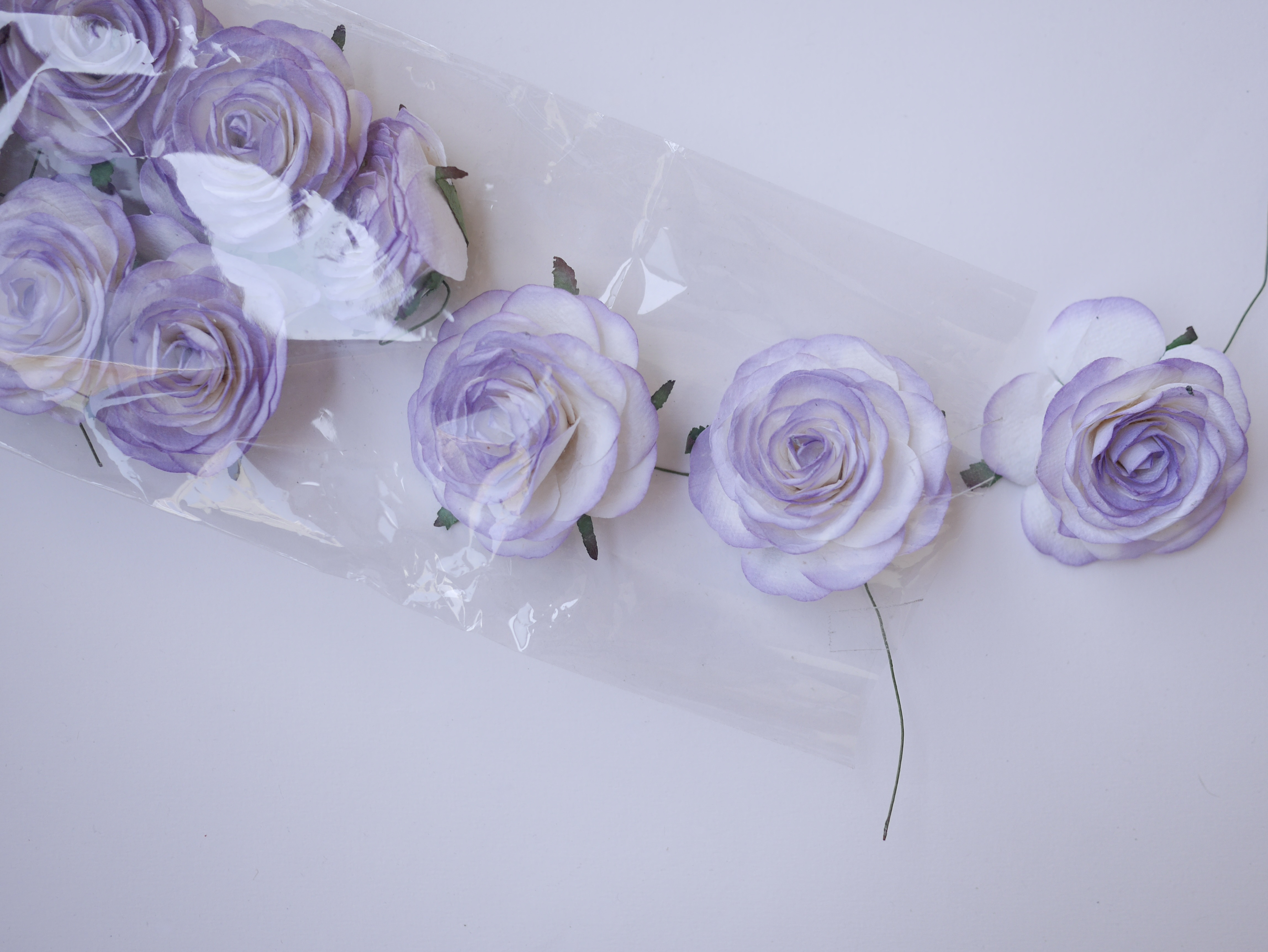 ดอกไม้กระดาษสา ดอกไม้กุหลาบกระดาษ ดอกกุหลาบกระดาษ ขนาด 6.5 cm.,จำนวน 10 ดอก, สำหรับของชำร่วย, งานแต่งงาน, สีม่วงอ่อนปัดขาว Paper flower, 10 Pieces mulberry rose, 6.5 cm. soft purple brush white color