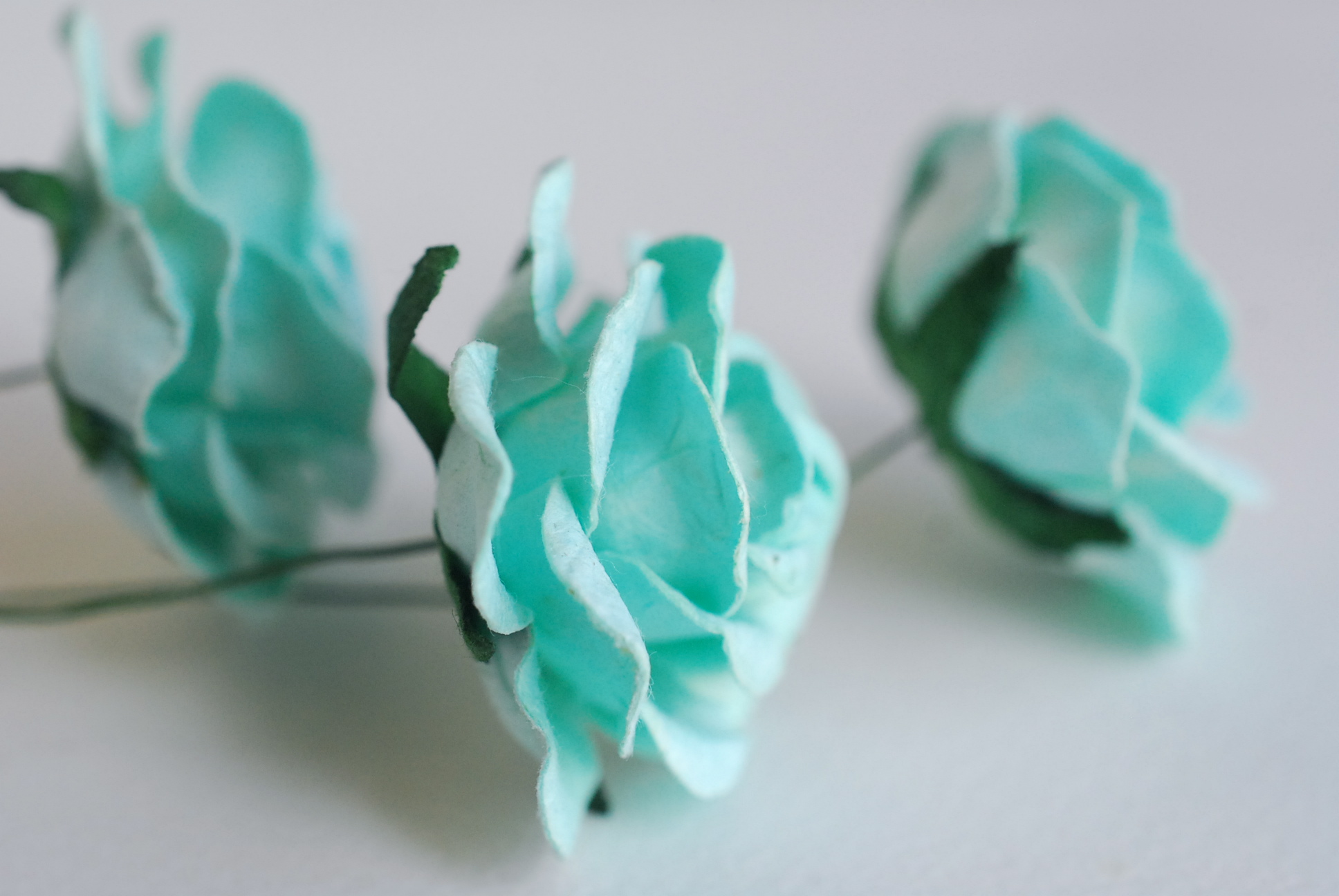 ดอกไม้กระดาษสา ดอกกุหลาบกระดาษสา ดอกไม้กุหลาบ กลีบโค้ง ดอกไม้ประดิษฐ์ สำหรับตกแต่ง หรืองานแต่งงาน สีมิ้นท์ ขนาด 3.5 cm. จำนวน 25 ดอก Paper flowers, handmade flowers, small roses paper size 3.5 cm. 25 pieces, mint color.