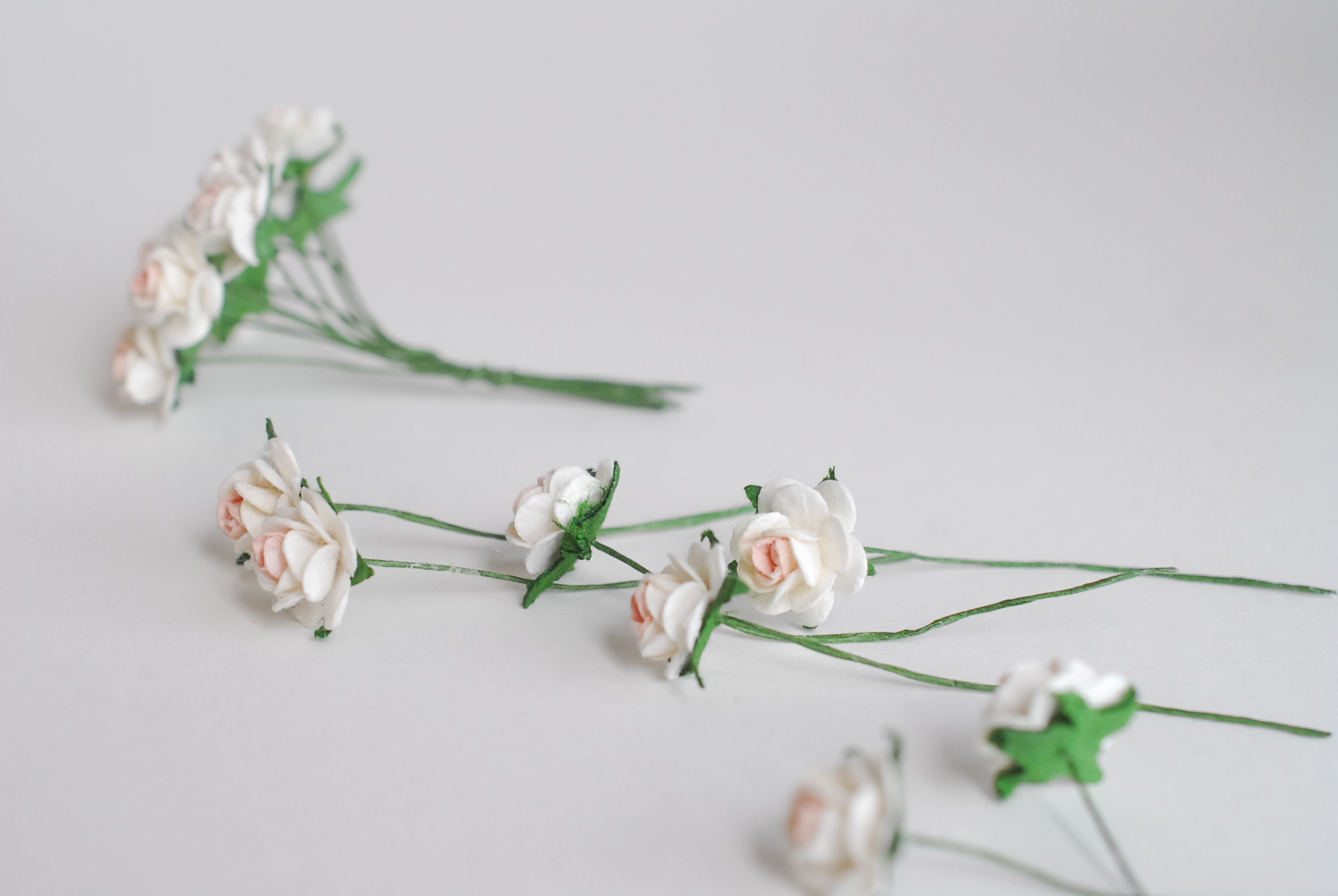 ดอกไม้กุหลาบกระดาษสา, ดอกกุหลาบจิ๋ว, ดอกไม้กระดาษสาขายส่ง สีชมพูพีชจุด- ขาว ขนาด 1.5 cm. จำนวน 100 ดอก Paper Flowers size 1.5 cm., mini roses pale pink–white color, 100 pcs.