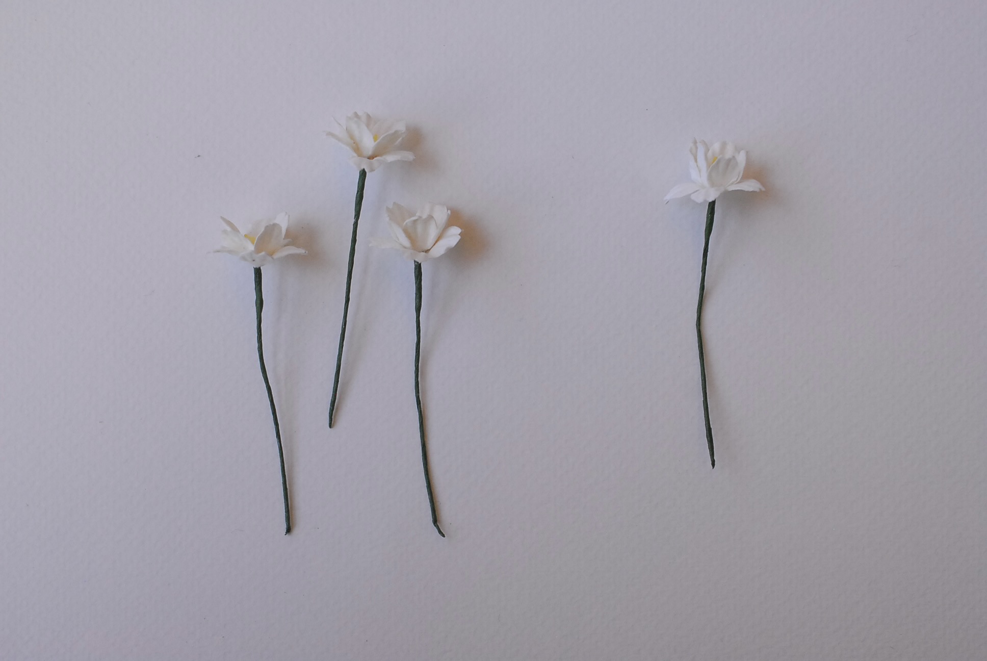 ดอกไม้กระดาษสา ดอกซากุระกระดาษ ขนาดเล็ก ดอกไม้กระดาษสาราคาส่ง ดอกไม้กระดาษสำหรับตกแต่งของชำร่วย งานแต่งงาน ทำช่อดอกไม้ติดอกเจ้าบ่าว ข้อมือดอกไม้เจ้าสาว ขนาด2.0 cm. 50 ดอก สี ofwhite Paper flowers supplies: DIY wedding tools small Cherry blossom (Sakura)