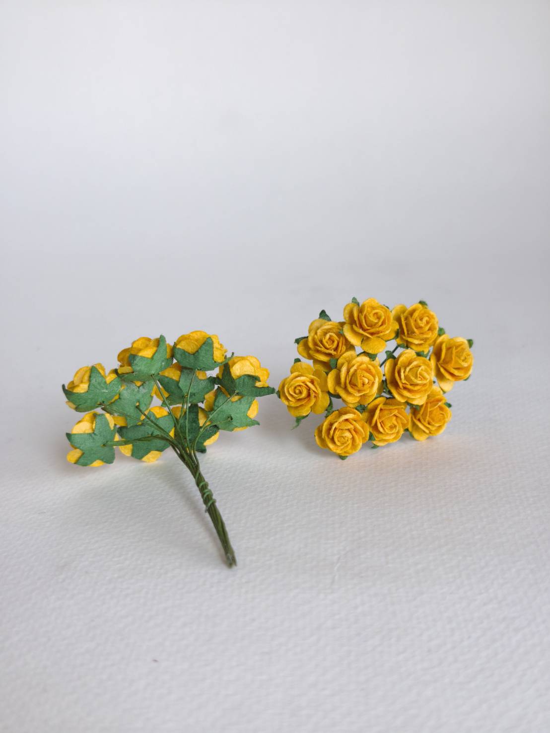 ดอกไม้กุหลาบกระดาษสา, ดอกกุหลาบจิ๋ว, ดอกไม้กระดาษสาขายส่ง สีเหลืองมัสตาด ขนาด 1.5 cm. จำนวน 100 ดอก Paper Flowers size 1.5 cm., mini roses, yellow mustard color, 100 pcs. handmade flowers.