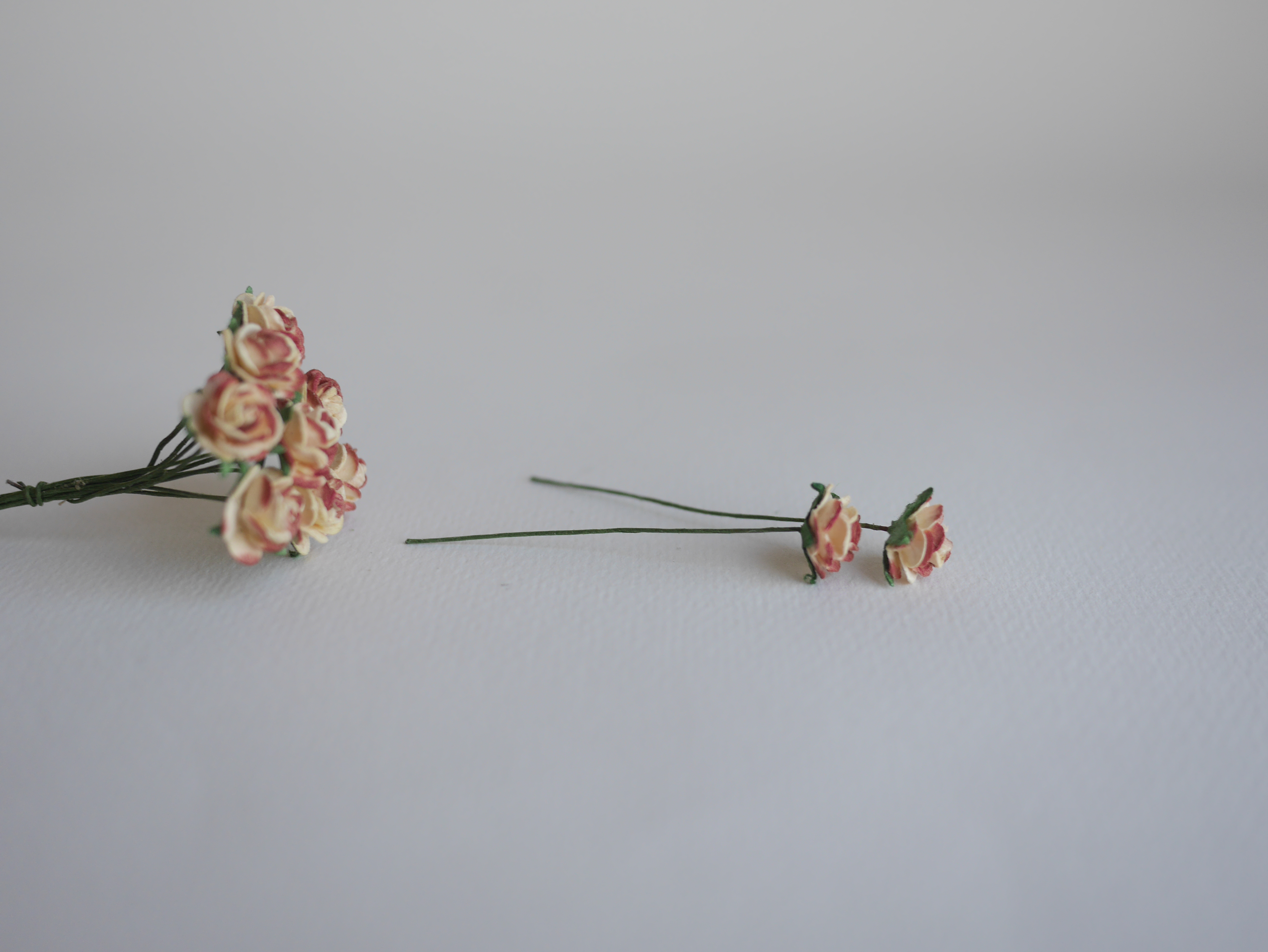 ดอกไม้กระดาษสาสำหรับตกแต่ง ของชำร่วย ดอกกุหลาบจิ๋วสีม่วง กระดาษสา สีน้ำตาลปัดสีเหลือง ขนาด 1 cm. จำนวน 100 ดอก/1 ถุง small paper flower, small roses supplies size 1 cm. medium brown brush cream color. 100 pieces.