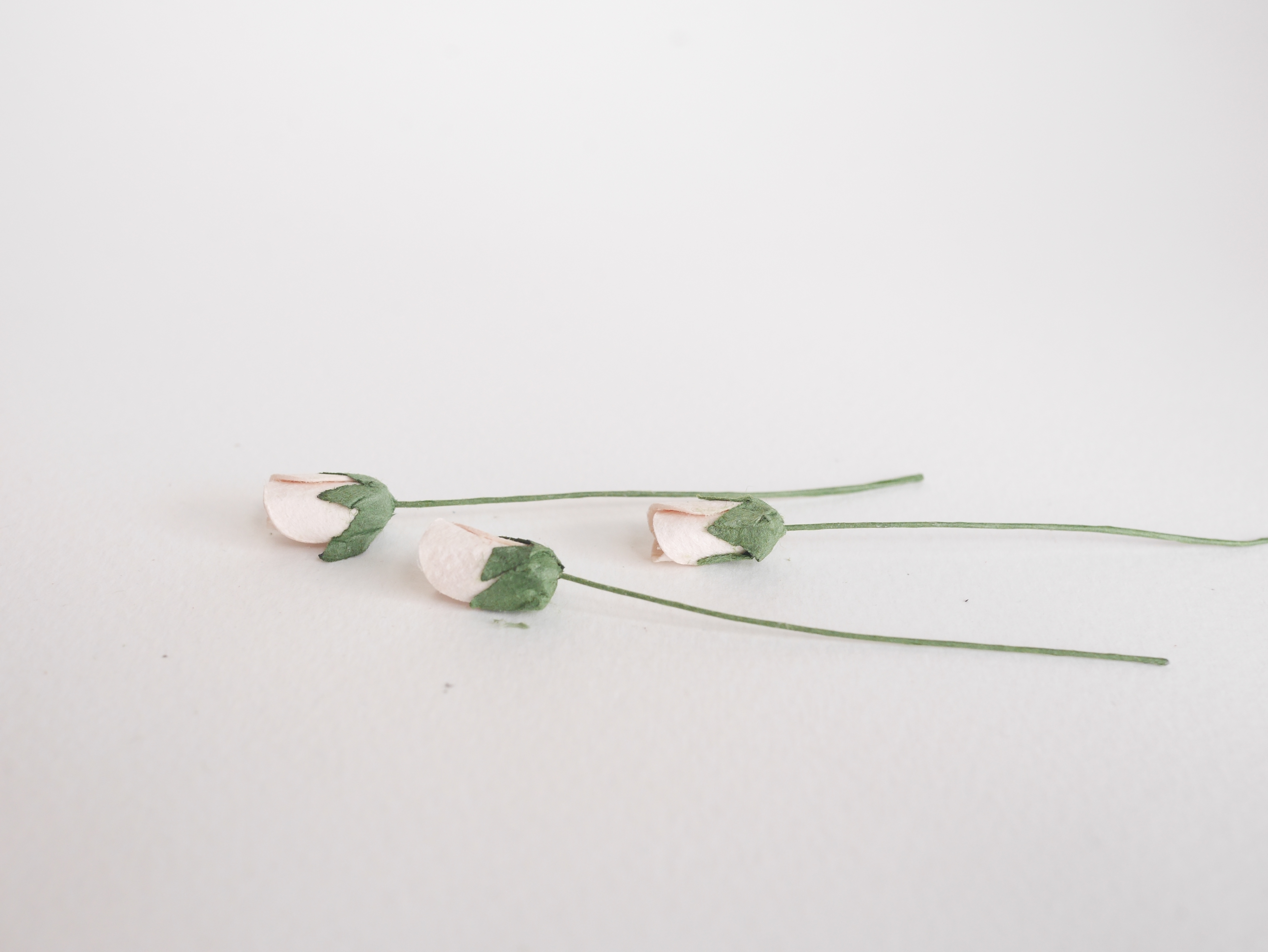 ดอกไม้กระดาษสา ดอกไม้กระดาษสา จตุจักร งานประดิษฐ์ ดอกไม้ทำข้อมือเพื่อนเจ้าสาว แต่งงาน, ดอกกุหลาบตูม 50 ดอก สีชมพูพีชอ่อน ขนาด 0.8x1.5 cm. paper flowers, budding roses flower 0.8 x1.5 cm. 50 pieces. pale pink peachcolor