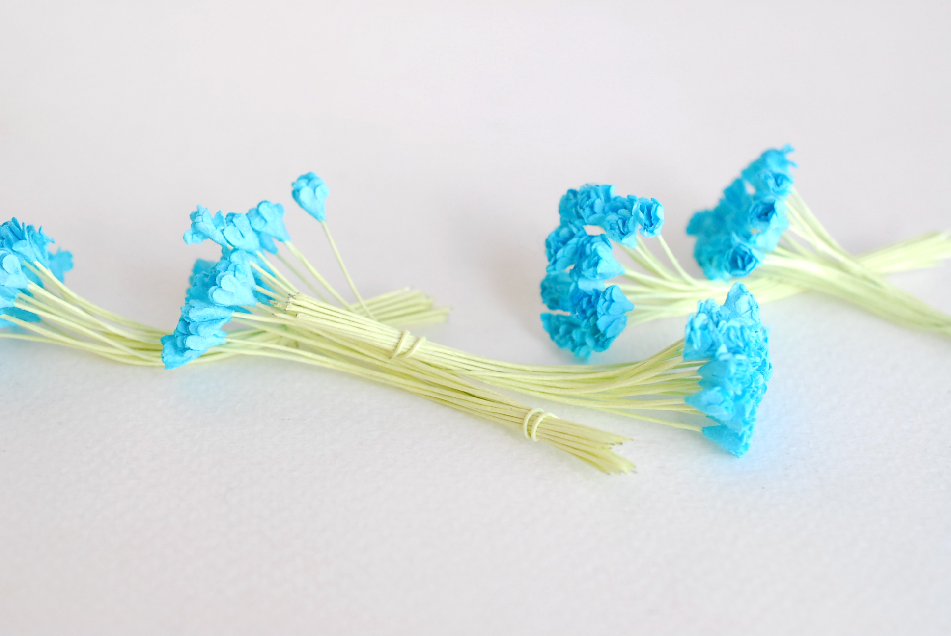 ดอกไม้ประดิษฐ์, ดอกไม้กระดาษสา, ดอก gypsophila, ดอกยิปโซ งานประดิษฐ์ตกแต่งของชำร่วย, ดอกไม้ทำพานพุ่ม, พานรับไหว้, ขนาด 0.4 cm. สีฟ้าน้ำทะเล