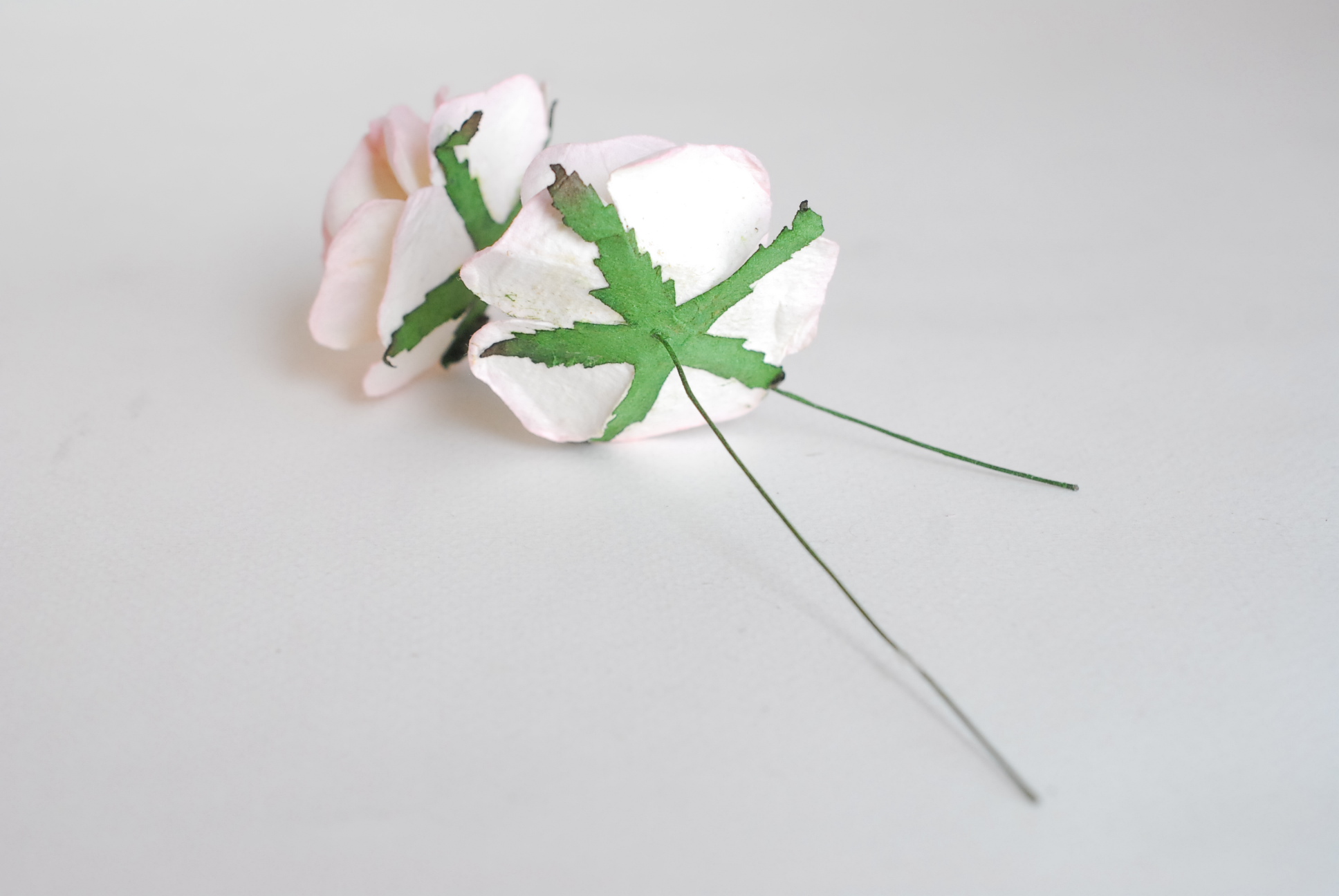 ดอกไม้กระดาษสา,paper flowers ดอกไม้ประดิษฐ์ ดอกไม้กระดาษสำหรับตกแต่ง สำหรับของชำร่วย, งานแต่งงาน, ดอกกุหลาบ PUL4-4 N ขนาด 4.5 cm. สีชมพูอ่อนปัดขาวcode color517