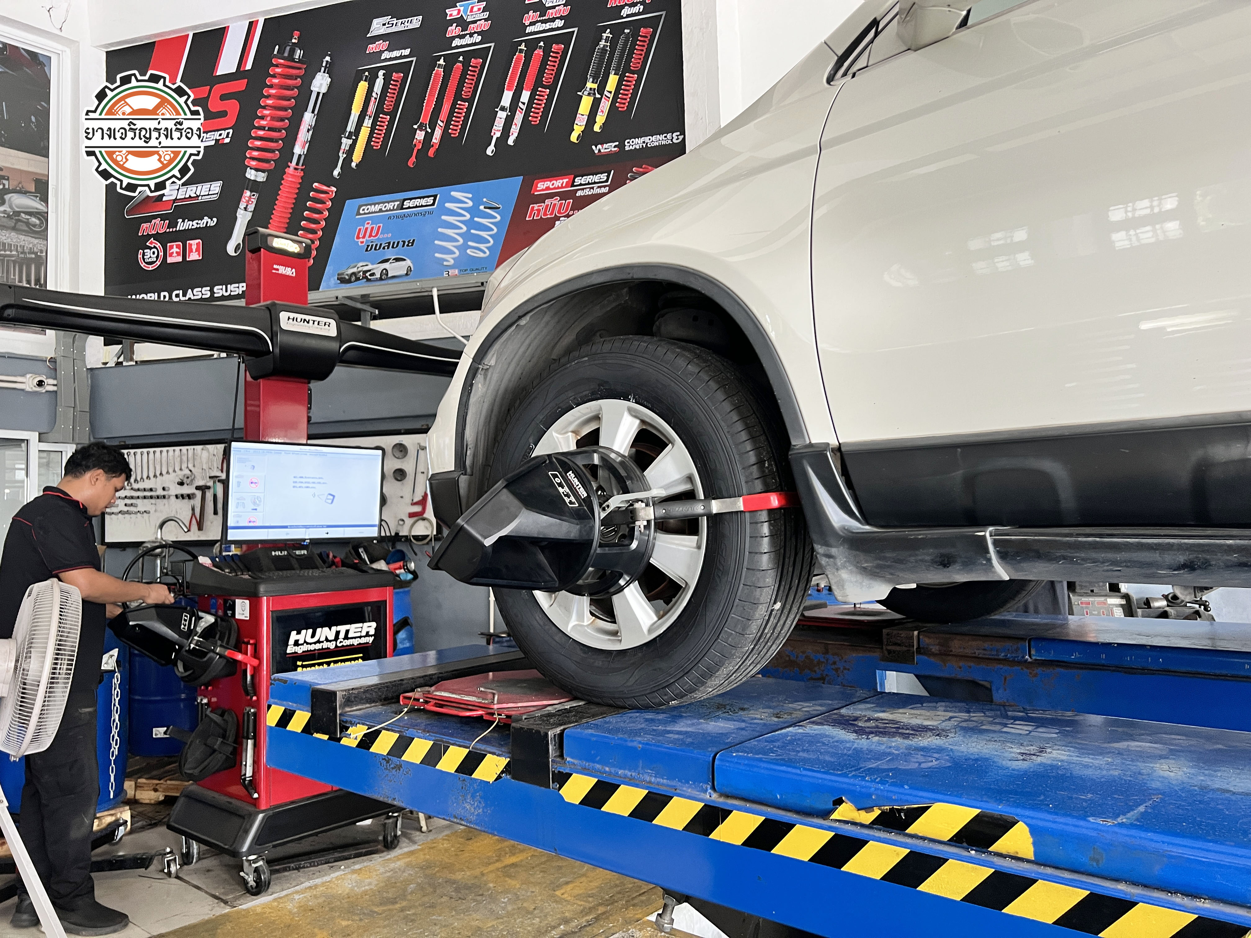 HONDA CRV เข้ารับบริการเปลี่ยนยางรถยนต์เน้นนุ่มนวล ระยะเบรกสั้นมั่นใจ ปลอดภัย ทุกเส้นทาง แม้จะเป็นรถยนต์เล็ก ความปลอดภัยก็ต้องมาเป็นอันดับหนึ่ง [+] TOYO PROXES CR1 SUV [+] ขนาด 225/65R17 โปรโมชั่นราคาพิเศษ ติดต่อสอบถามเพิ่มเติม โทร : 08-6569-1915 บุ๊ก และทีมงาน ยินดีต้อนรับครับ 𝙊𝙪𝙧 𝙎𝙚𝙧𝙫𝙞𝙘𝙚 บริการทางร้าน เรารับทำอะไรบ้าง 🔧 ติดตั้งยางแบบไร้รอย 100% 🔧 บริการสลับยาง ตามอายุ 🔧 มียางรถยนต์ทุกยี่ห้อให้เลือกซื้อ 🔧 เช็คช่วงล่าง แก้ปัญหาให้ตรงจุด 🔧 บริการล้างลิ้นปีกผีเสื้อ 🔧 บริการเช็คระยะรถยนต์ 🔧 เปลี่ยนถ่ายของเหลวทั้งระบบ 🔧 ตั้งศูนย์ด้วยเครื่อง HUNTER นำเข้าจาก USA สอบถามข้อมูลเพิ่มเติม หรือนัดหมายเข้ารับบริการ Tel : 08-6569-1915 Tel : 08-6544-5963 Line id : @88rw Tiktok : https://www.tiktok.com/@88rwycrr Youtube : https://youtube.com/@88rw Facebook : https://www.facebook.com/88rwtire Location : https://goo.gl/maps/HrNUAZXPN94KvxZ98?coh=178573&entry=tt #รถยนต์มีปัญหาไม่รู้ต้องแก้ตรงไหน ทางเรายินดี ตรวจหาปัญหาและหาวิธีแก้ บอกลูกค้าก่อนลงมือทำเสมอราคาเป็นธรรมไม่เอาเปรียบ สบายใจคุณลูกค้า ---------------------------------- ดูแลให้คำปรึกษาทุกปัญหาคาใจ ไม่ทิ้งลูกค้า มีบริการหลังการขาย 【ให้ผู้เชี่ยวชาญของเรา ดูแลรถคุณ】 ร้านยางเจริญรุ่งเรือง ยินดีต้อนรับครับ #ยางรถยนต์ #TOYO #PROXES #CR1