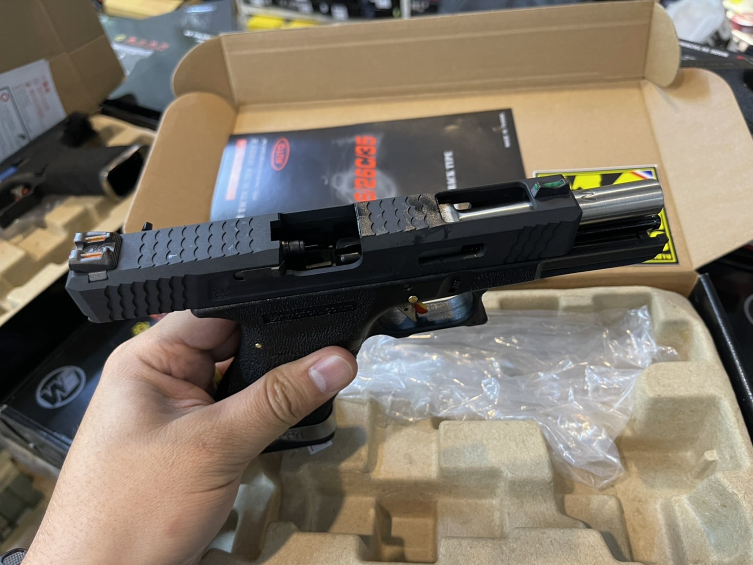 WE Glock18 G-Force Custom – เฟรมดำ สไลด์ดำ ลำกล้องเงิน T5