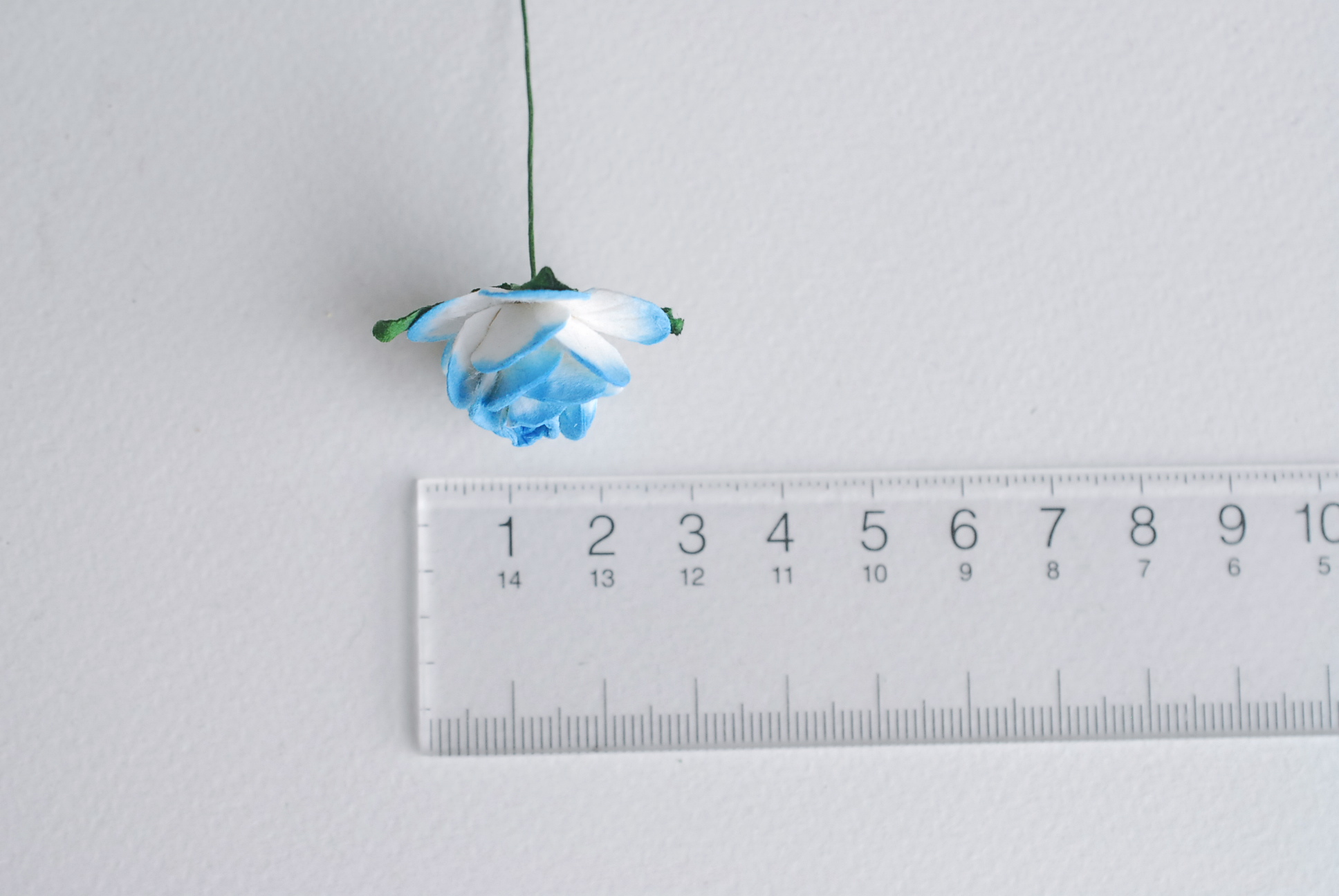 ดอกไม้กระดาษสา ดอกกุหลาบกระดาษ ดอกไม้กุหลาบกระดาษ ราคาส่ง, ดอกกุหลาบกระดาษสา ดอกไม้ประดิษฐ์ สำหรับตกแต่ง หรืองานแต่งงาน สีฟ้าปัดขาว ขนาด 2.5 cm. จำนวน 50 ดอก paper flowers supplies DIY wedding flowers, mini roses paper size 2.5 cm. blue sky brush color.