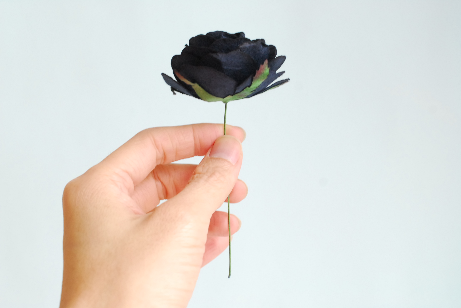 ดอกไม้กระดาษสา ดอกไม้กุหลาบกระดาษ ดอกกุหลาบกระดาษ ขนาด 6.5 cm., สำหรับของชำร่วย, งานศพ, งานตกแต่ง, สีดำ Paper flower,10 Pieces mulberry rose, 6.5 cm. black color