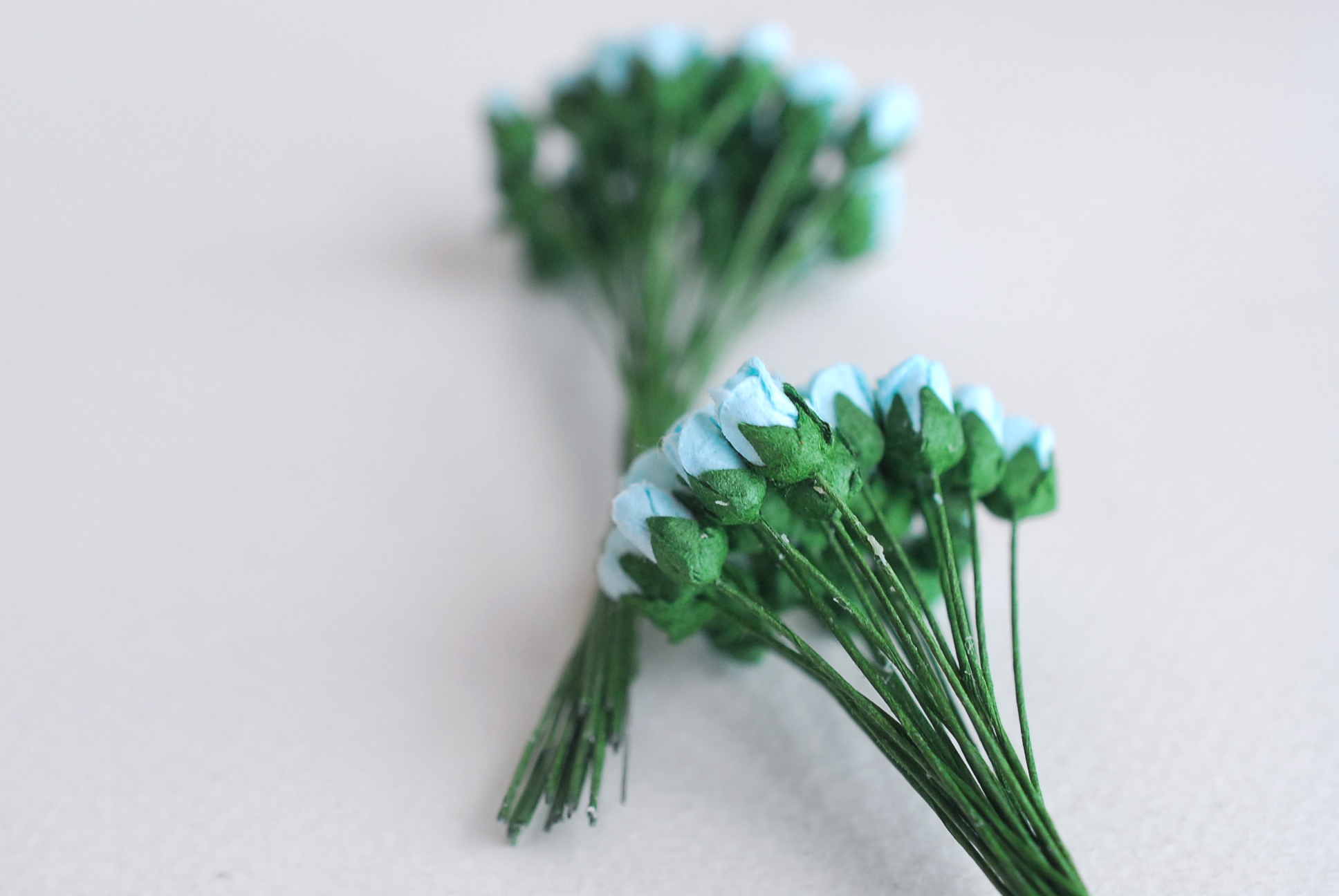 ดอกไม้กระดาษสา ดอกไม้กระดาษสา จตุจักร งานประดิษฐ์ ดอกไม้ทำข้อมือเพื่อนเจ้าสาว แต่งงาน, ดอกกุหลาบตูม 100 ดอก สีฟ้าใส color ขนาด 0.5x0.8 cm. paper flowers, budding roses flower 0.5x0.8 cm. 100 pieces. blue sky color.